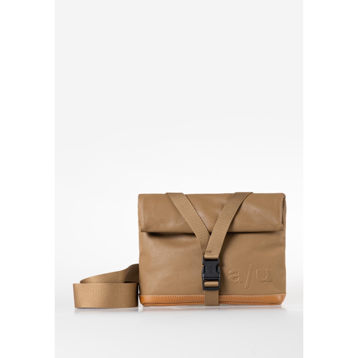 Deze Aunts & Uncles Japan Tsu Tapir tas heeft een tijdloos en stijlvol ontwerp, gemaakt van hoogwaardig leer. De tas heeft diverse vakken en compartimenten waardoor je al je spullen georganiseerd kunt opbergen. Draag de tas crossbody met de verstelbare schouderband voor een comfortabele en trendy look. Perfect voor zowel dagelijks gebruik als voor speciale gelegenheden. Met deze tas maak je gegarandeerd een fashionstatement!

Afmetingen:
Hoogte 21cm x breed 16cm x diep 6cm