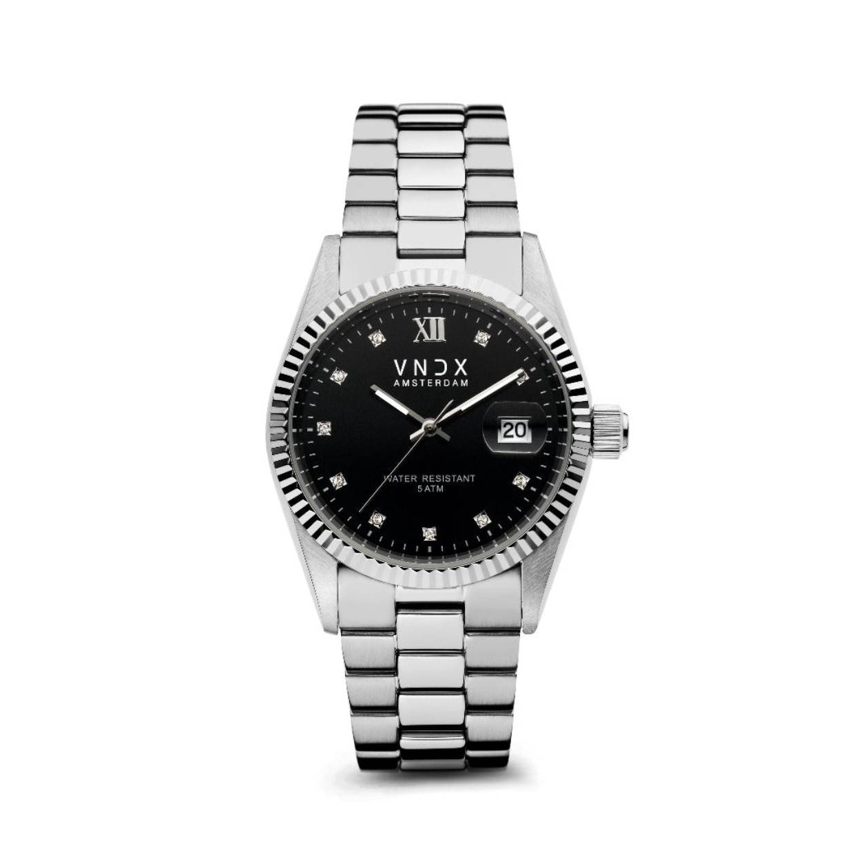 Ga waar je heen wilt, deze Dare Devil zal je brengen. Met dit zilveren horloge met stijlvolle zwarte wijzerplaat ben jij, net als Faya Lourens, klaar om de wereld te veroveren. Voel het stevige staal om je pols, en verwonder je over de fijne Swarovski steentjes. The Devil is in the details, ook met dit horloge. Never too late.