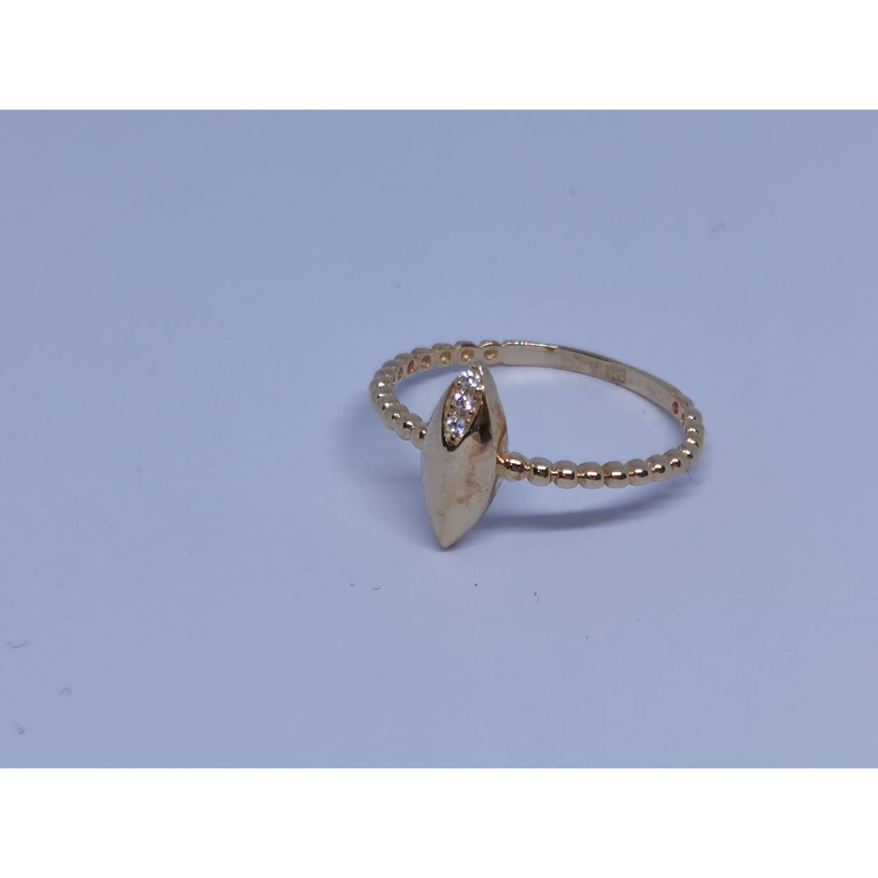 14 Karaat geel gouden ring met zijkanten kleine bolletjes en in het midden puntig peervorm met 3 zirkonia's bovenop 