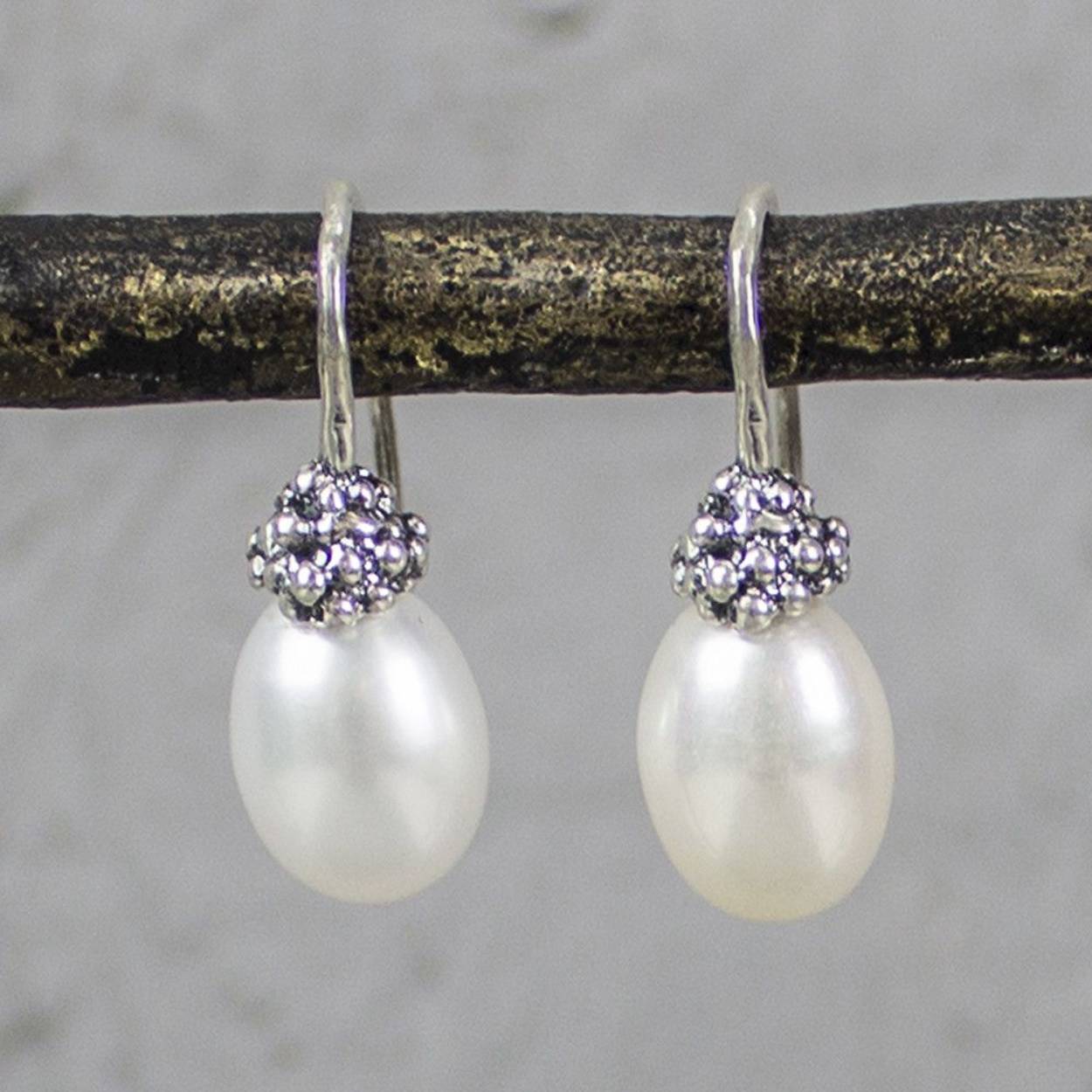 Stijlvolle oorhangers gemaakt van 925 sterling zilver in combinatie met een witte parel uit de Mix & Match collectie van Jeh Jewels. Parels ontstaan als reactie op een binnengedrongen deeltje zoals zand of een parasiet in de schelp. De inkapseling van deze indringer zorgt uiteindelijk voor de parel. Zij zijn er in vele kleuren en staan bekend om hun mooie parelmoer glans. Zoetwaterparels zijn vaak rond maar kunnen ook onregelmatig zijn van vorm. Productinformatie: De glans van 925 sterling zilver maakt het een gewild edelmetaal voor de vervaardiging van sieraden. Het bestaat uit 92.5% puur zilver en 75% koper. Puur zilver is een zacht en buigzaam materiaal. Het koper in 925 sterling zilver zorgt voor de stevigheid. De sieraden van Jeh Jewels zijn nikkelvrij.