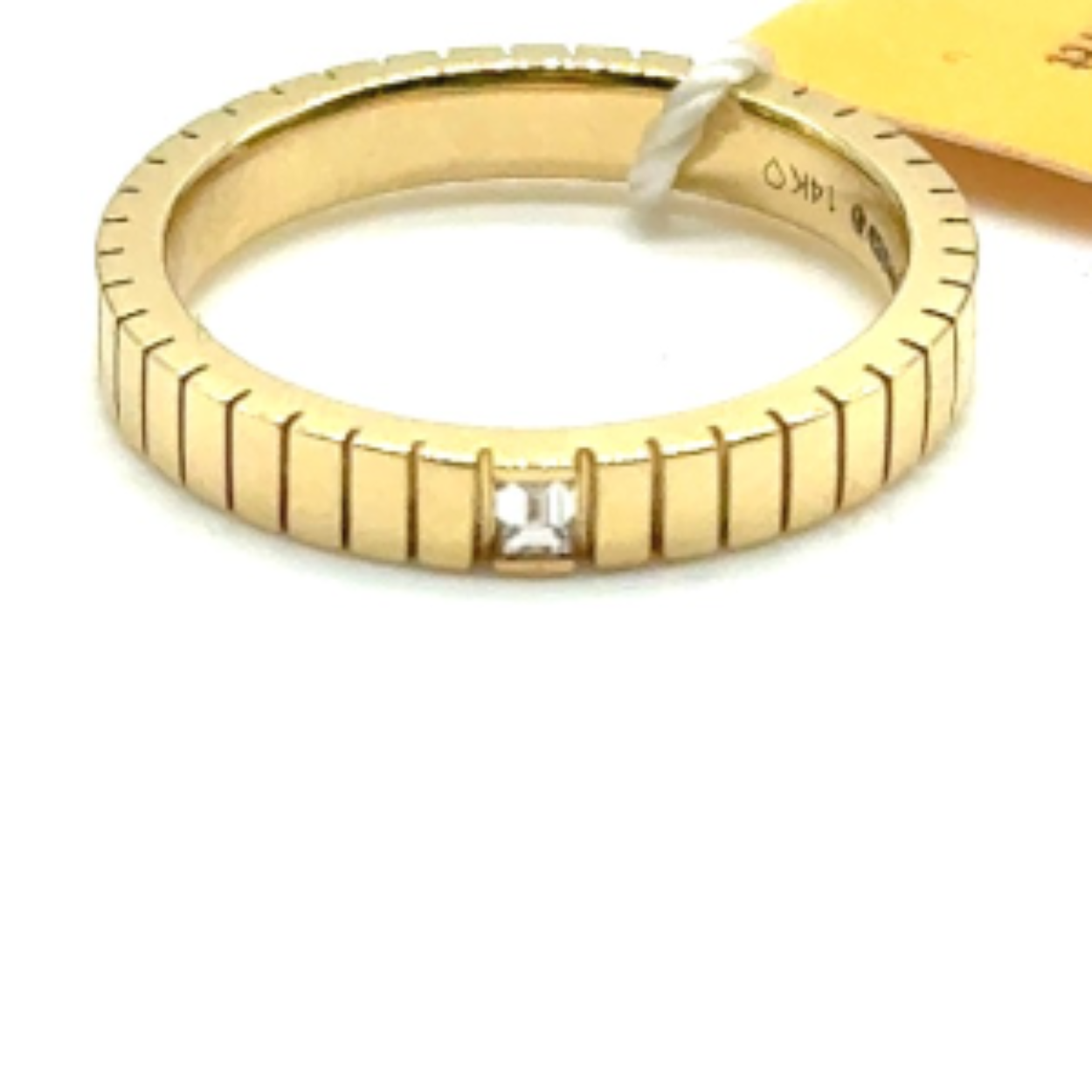 14k gouden ring met een emerald cut diamant 0,07 caraat. ring is massief en is 3 mm breed 