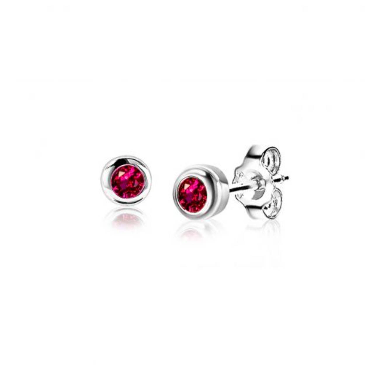 BIRTHSTONE zilveren oorknoppen 4mm JULI, staan symbool voor iemand die in de maand juli is geboren. In juli is de geboortesteen 'rood robijn zirconia'. Iedere geboortesteen heeft haar eigen betekenis. De oorsieraden zijn vervaardigd van eerste gehalte zilver (925) en voorzien van een extra rodiumlaag voor een langdurige glans.