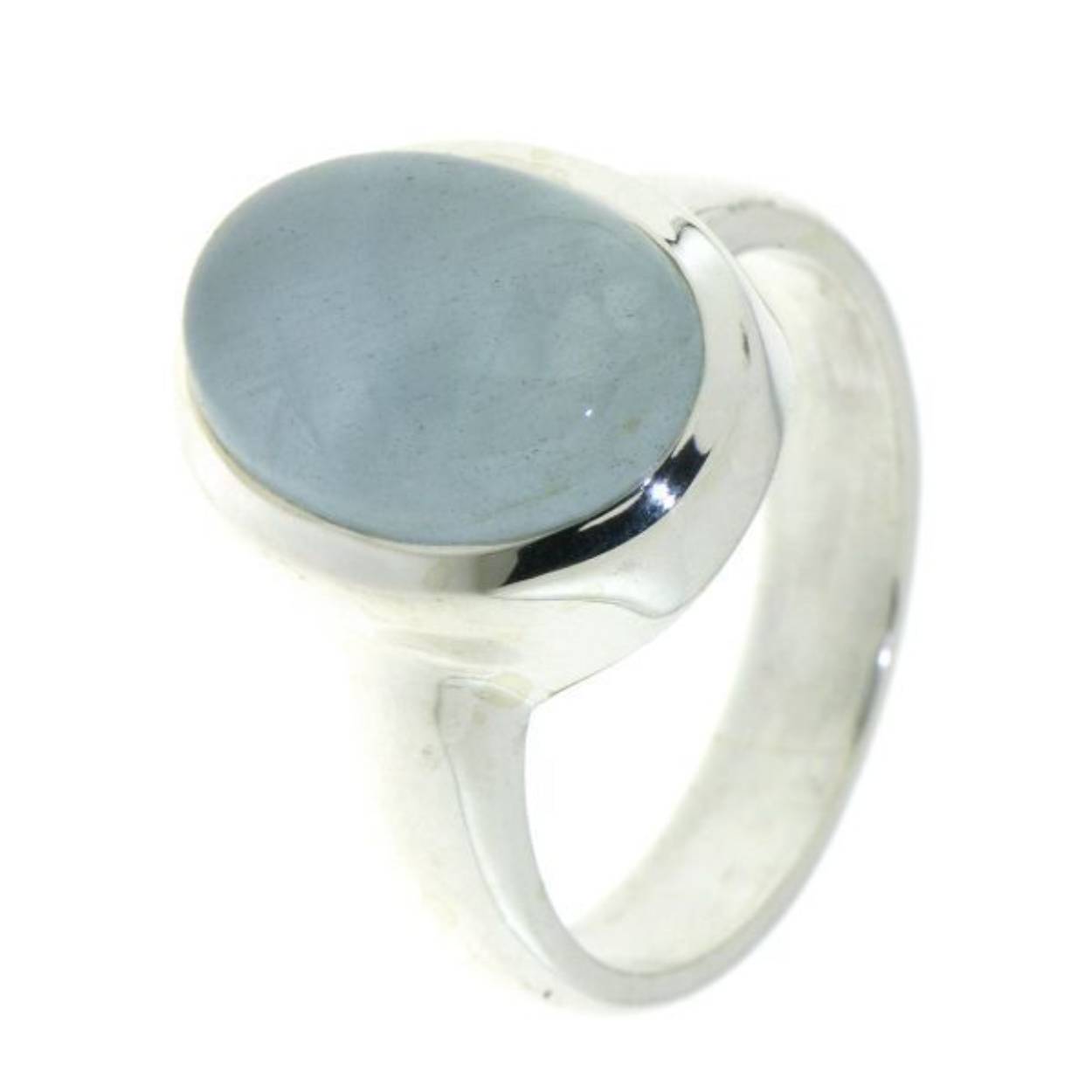 De zilveren ring heeft een cabouchon geslepen Aquamarijn edelsteen. De vorm van de edelsteen is ovaal met een afmeting van 14 x 10 mm.