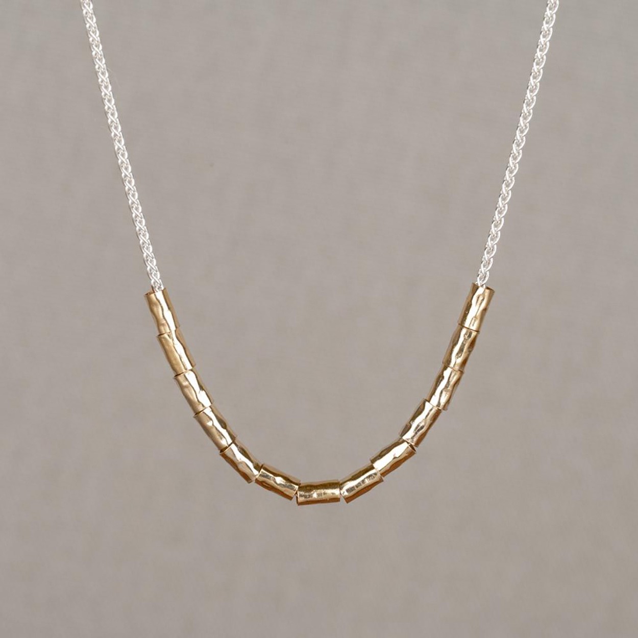 Collier gemaakt van 925 geoxideerd sterling zilver en Goldfilled buisjes. Lengte: 42-46cm