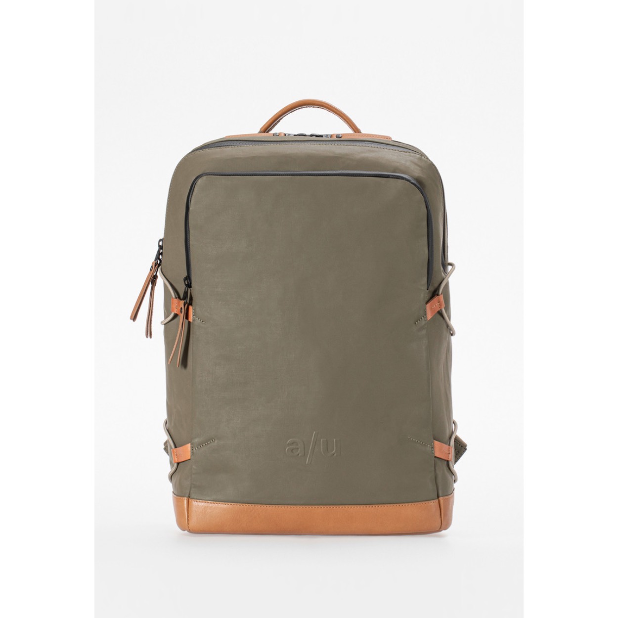 Deze mooie rugzak is voorzien van waterafstotende ritsen. En natuurlijk diverse vakken voor een notebook van 15" inch, tablet vak, groots rits vak aan de voorkant. Een apart vak voor uw telefoon, pennen etc. etc. kortom deze tas moet u zelf beleven.

Het lichte waterafstotende (organisch) katoen weving heeft een zijdematte coating die tijdens gebruik gaat glimmen. De lederen details zijn uit rundleder vervaardigd.


Afmetingen:
Hoogte 43cm x breed 29.5 cm x diep 14.5cm