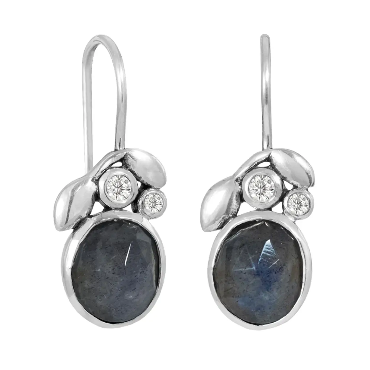 Rabinovich oorhangers Bliss. Deze sterling zilveren oorbellen hebben elk een 8 x 7 mm roosgeslepen labradoriet, een 1,5 mm zirkonia en een 2 mm zirkonia.