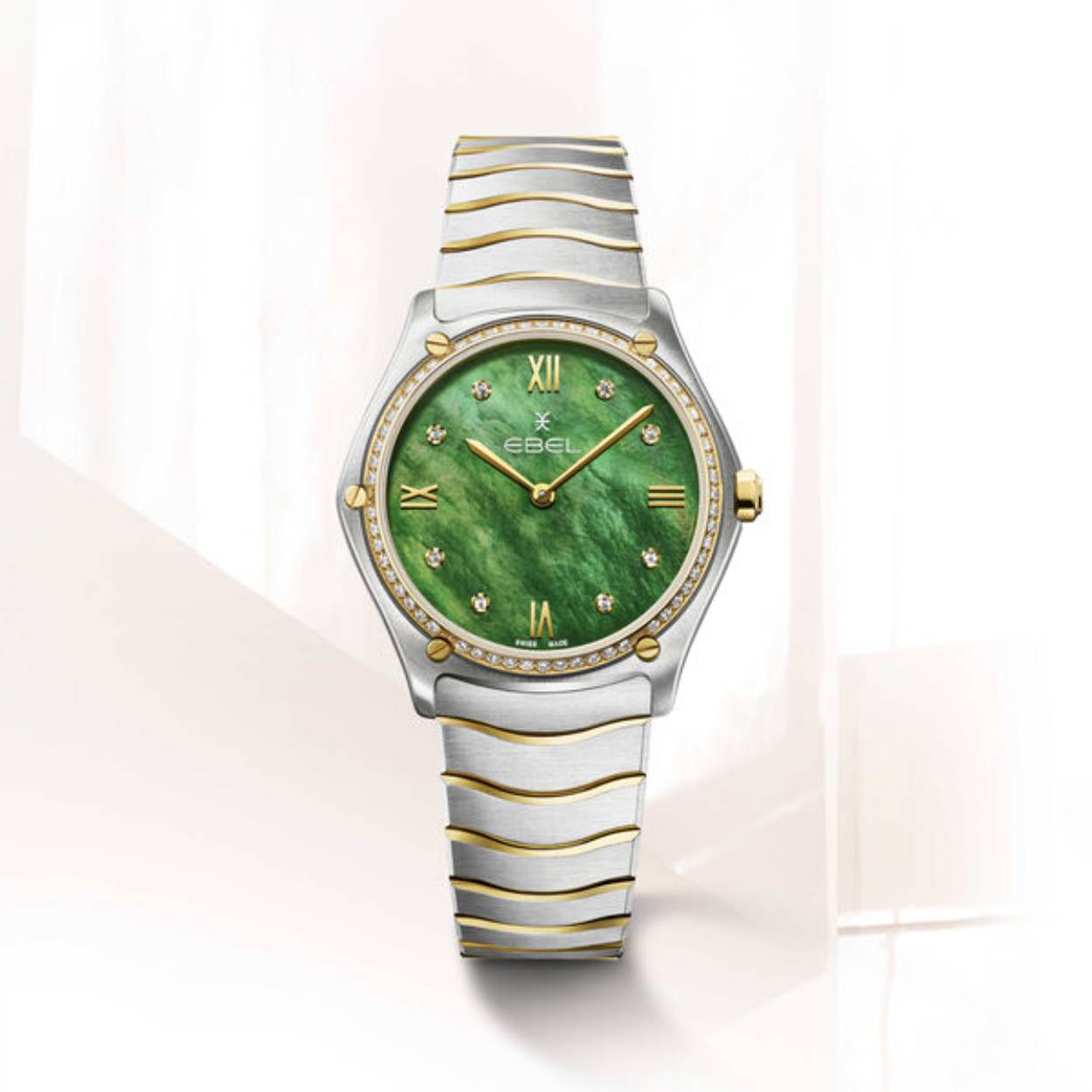 De Ebel Sport Classic 1216546 is een luxe polshorloge met een ronde,  roestvrij staal en 18K geelgouden kast en saffierglas. Het heeft een groene wijzerplaat met echte diamanten indexen en een zilverkleurige roestvrijstalen band. Met Zwitserse quartz-beweging, analoge weergave, waterbestendig tot 5 ATM en anti-allergeen. Perfect voor formele gelegenheden en stijlvolle dagelijkse looks.