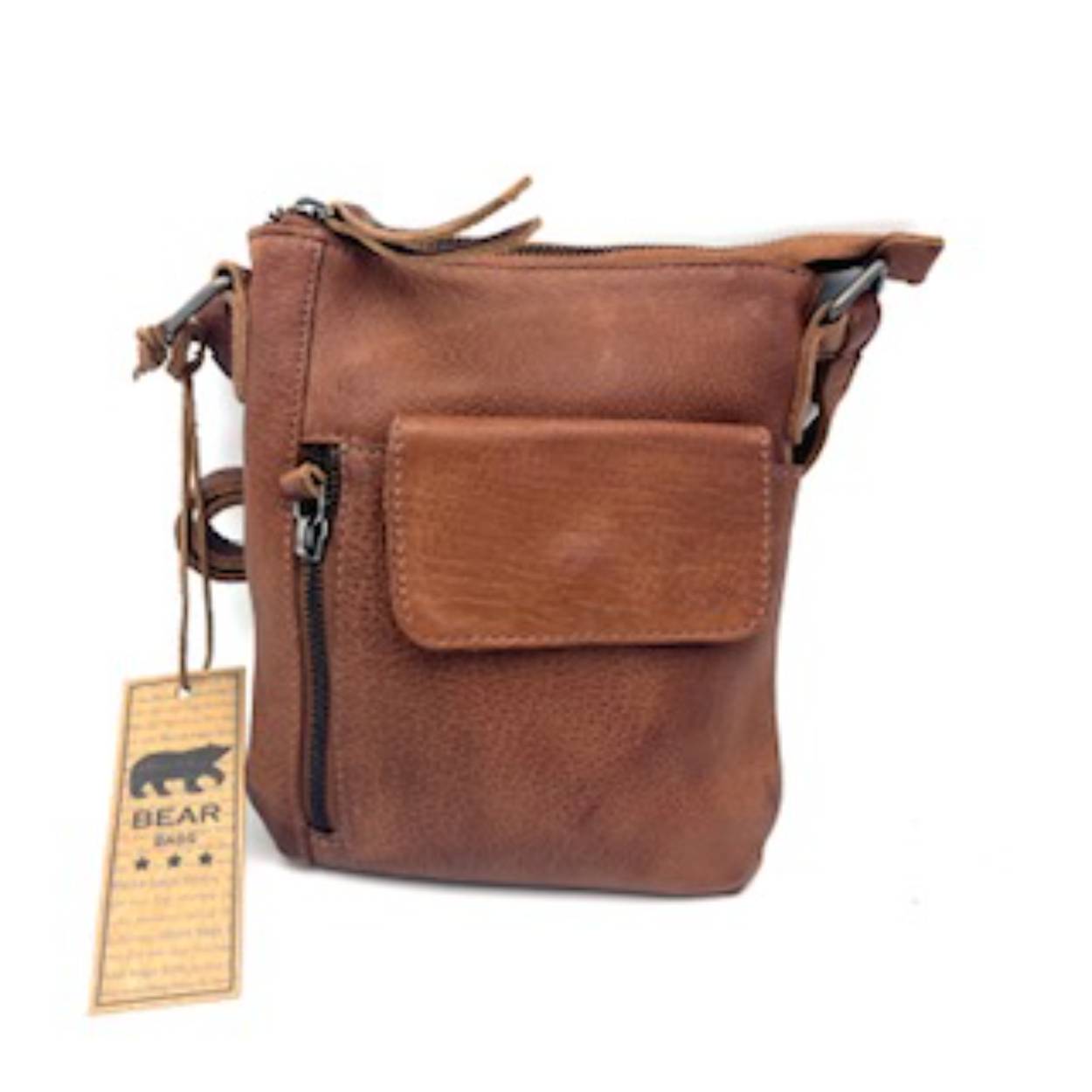 De BearDesign Davide schoudertas in Cognac is gemaakt van hoogwaardig leer en heeft een tijdloos design. De tas is voorzien van een verstelbare schouderband en meerdere handige vakken voor het opbergen van al je essentials. Draag de tas over je schouder voor een stijlvolle en praktische look. Perfect voor dagelijks gebruik of een avondje uit!
Fijn soepel lederen tas voor hem en haar.

Afmetingen:
Hoogte 21cm x breed 17cm x diep 2.5cm