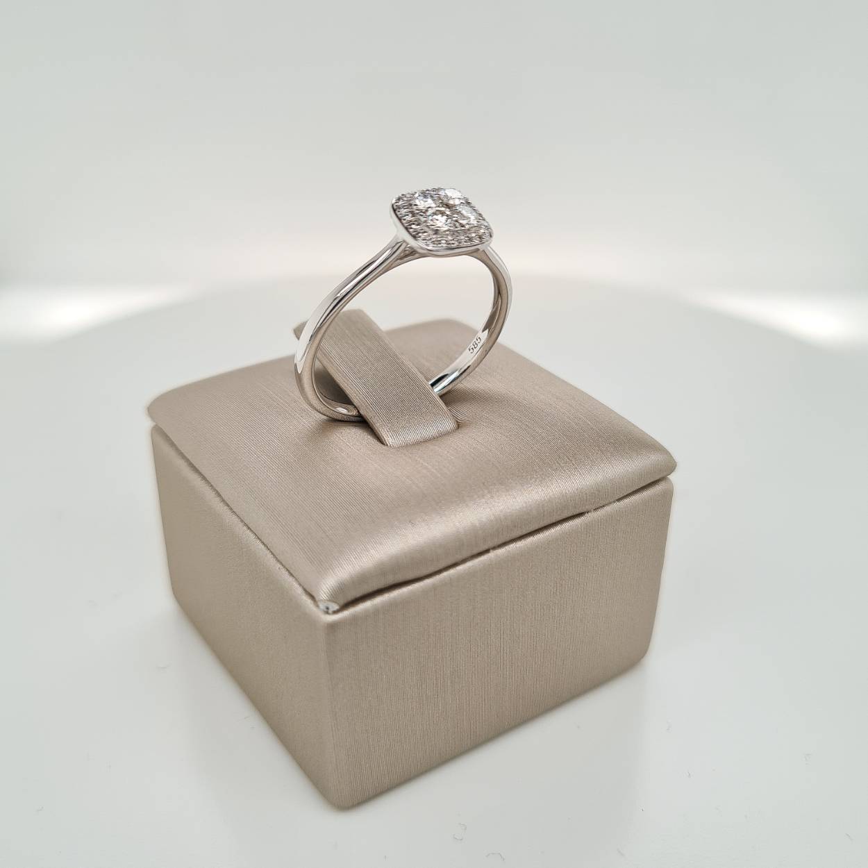 Prachtige 14krt witgouden cluster ring met diamant, 28-0,26crt H Si. 

De maat van de ring is 55 (17 1/2). Heeft u een andere maat, neem dan gerust contact met ons op.