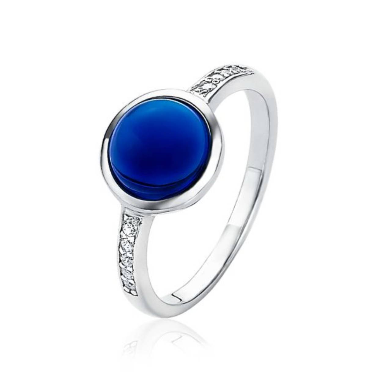 ZINZI zilveren ring met ronde zetting, bezet met een mooie blauwe kleursteen. Aan beide zijden van de zetting is de ring bezet met witte zirconia's. Vervaardigd van eerste gehalte zilver (925) en met extra rodiumlaag voor een langdurige glans.