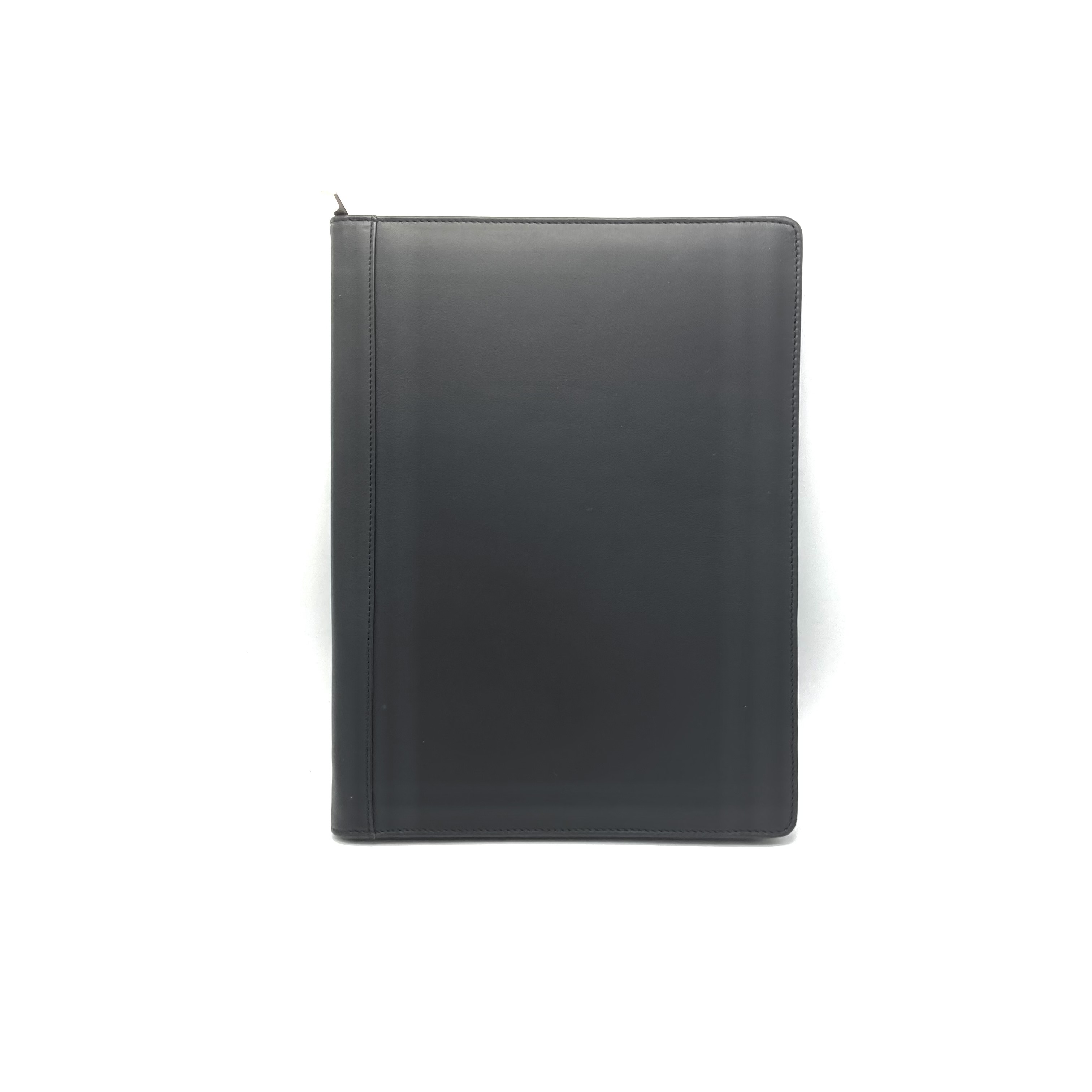 Eenvoudig maar degelijk. Deze A4 lederen schrijfmap is afsluitbaar met rits.

Eigenschappen:
- 1 vak voor een pen
- 1 steekvak voor beschreven vellen
- 3 steekvakjes voor kaartjes etc.

Afmetingen:
Hoogte 32.5cm x breed 25cm x diep 2.5cm