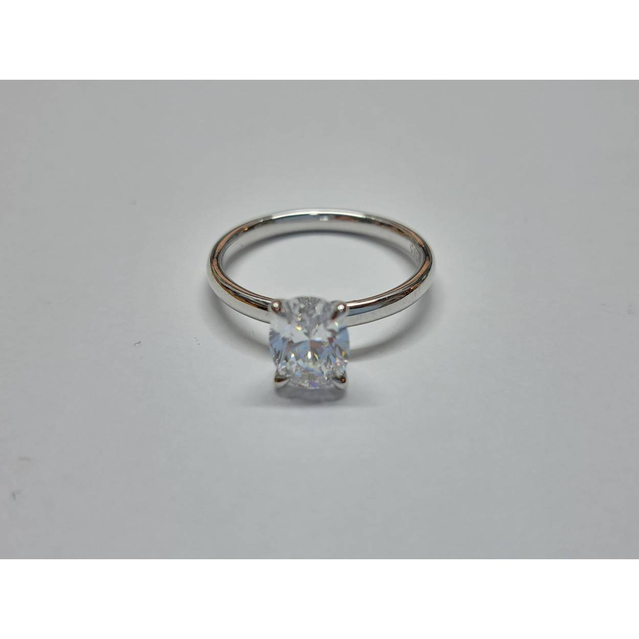 14 Karaat wit gouden ring bezet met ovale zirkonia in klauwzetting. 