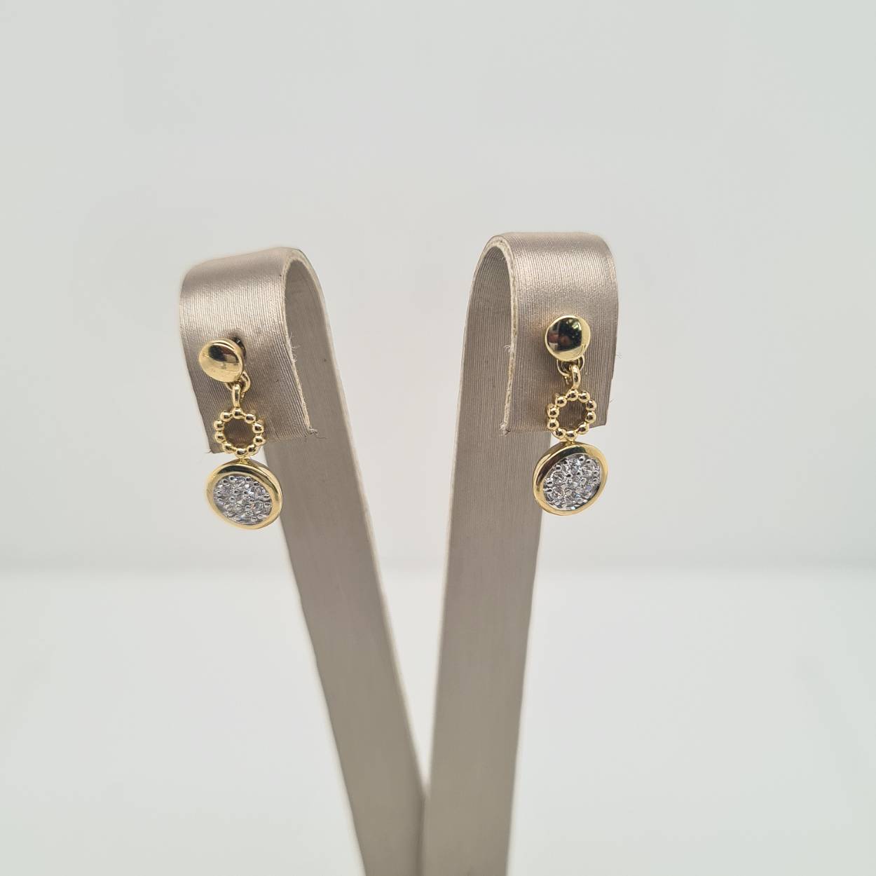 Prachtige 14krt gouden oorsieraden met zirkonia.