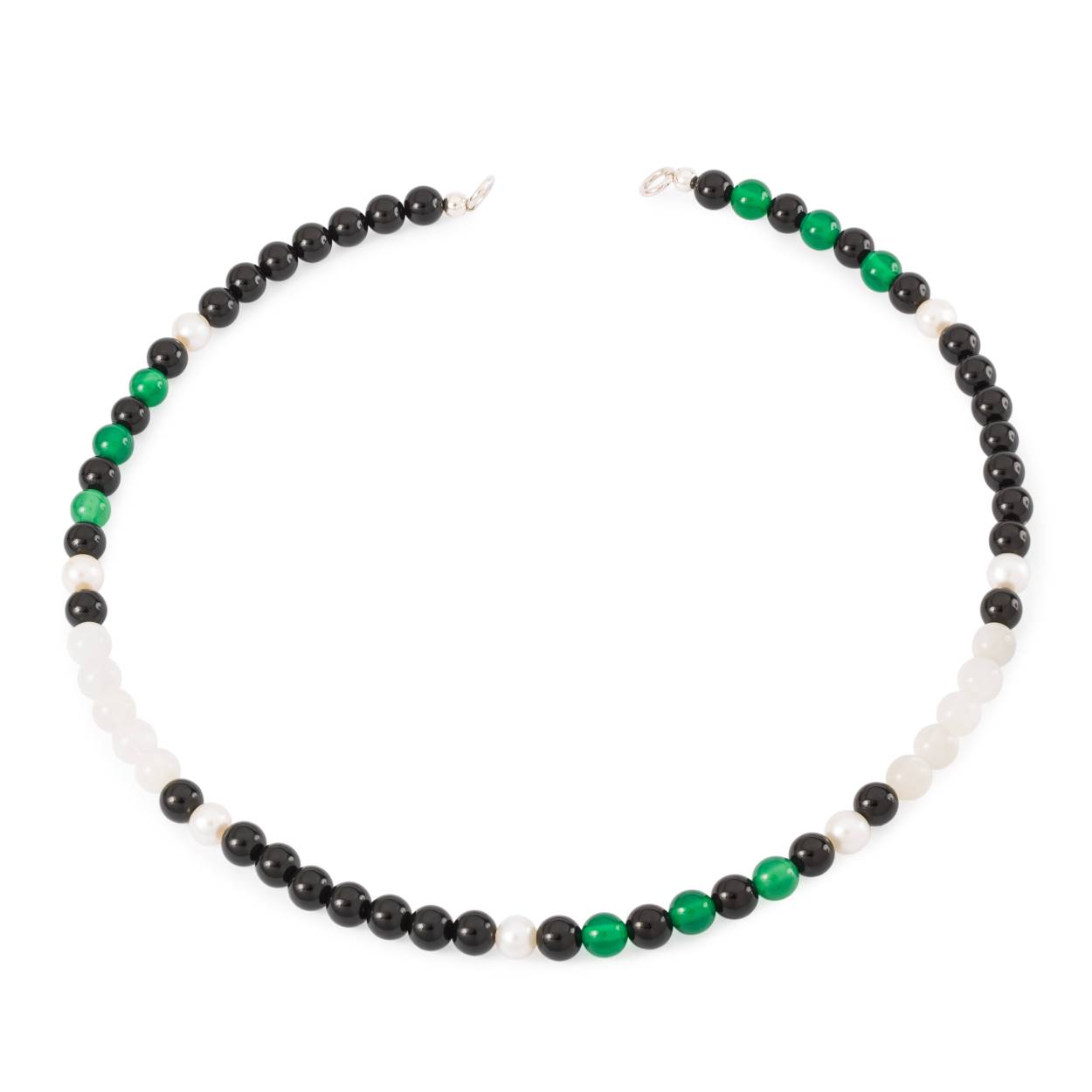 Een handgemaakte ketting met edelstenen, met zwarte onyx, witte maansteen, groene onyx en witte zoetwaterparels. Samen brengen ze kracht, sereniteit en tijdloze schoonheid om je te begeleiden op je levensreis.
Deze zuivere, natuurlijke materialen zijn volstrekt uniek. Ze verschillen in kleur en hebben unieke insluitsels en kenmerken waaraan hun ouderdom en natuurlijke schoonheid te zien zijn.
