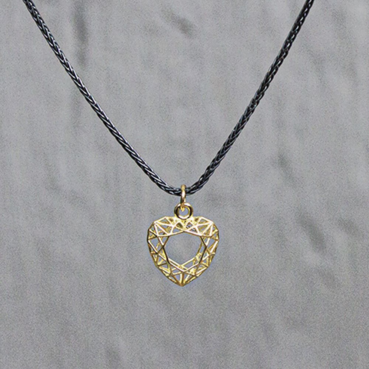 Collier gemaakt van 925 sterling zilver met daaraan een hartje van 14 karaat. Combineer met de andere 3D gouden sieraden van Jeh Jewels.