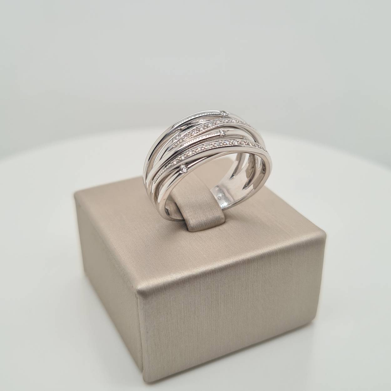 Prachtige 14krt witgouden ring met diamanten 0,16crt H Si.

Deze ring is maat 54, heeft u interesse in een andere maat? Neem dan contact met ons op