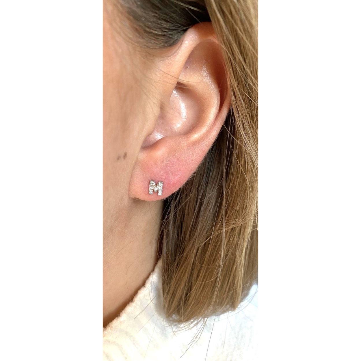 Met deze Letter Earring voeg je de perfecte oorbel toe aan jouw collectie sieraden. Alle sieraden van zijn 14 karaat goud en worden handgemaakt in Nederland.