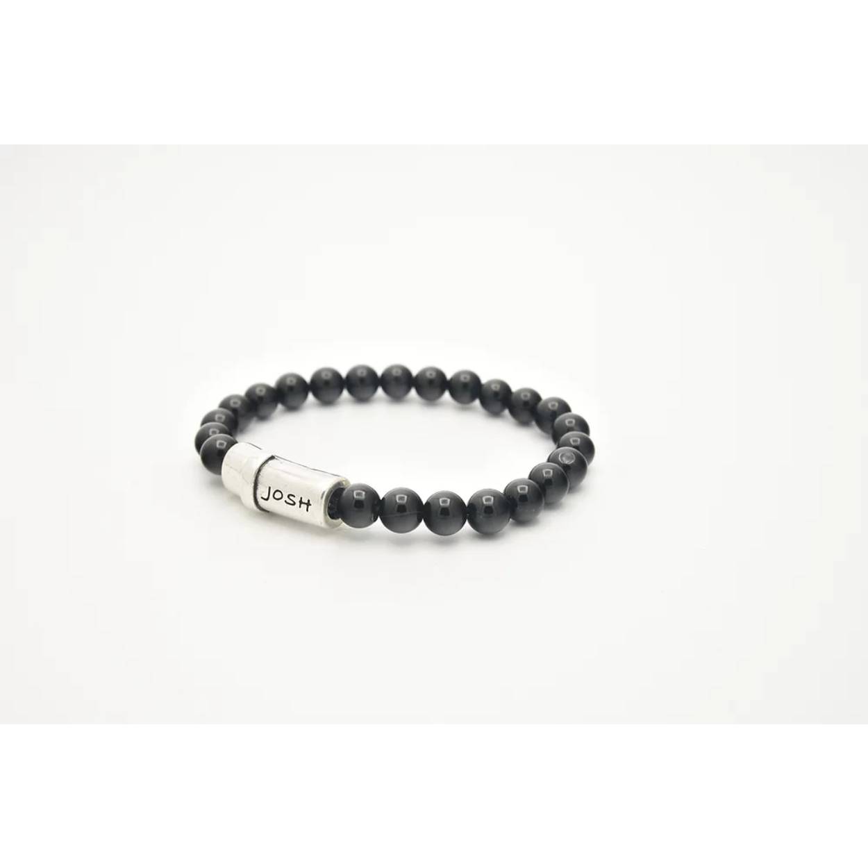 Armband met de zwarte edelsteen onyx. Het slot is zilverkleurig 