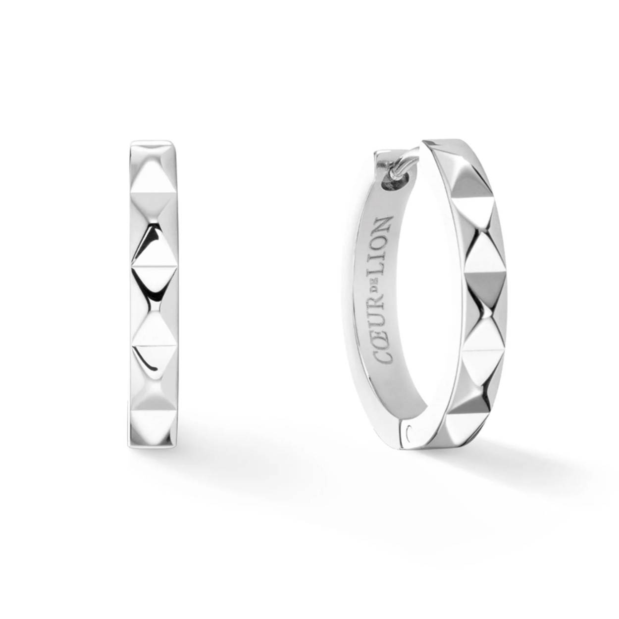 Ontdek onze nieuwe essentials in zilverkleurig edelstaal - in een trendy stud- of spike-design. Deze oorringen zijn de perfecte aanvulling op elke dagelijkse look en zijn ideaal voor het stapelen van trendy oorbellen. Combineer de oorringen met spikes met je andere sieraden van COEUR DE LION om keer op keer nieuwe en spannende looks te creëren. Maak je outfit compleet met de bijpassende armbanden en ringen in hetzelfde design en creëer stijlvolle accenten die gegarandeerd opvallen. 