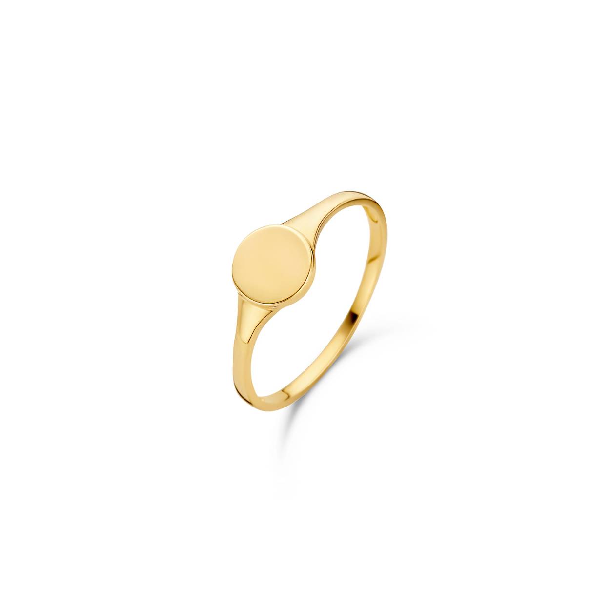 De Signet Ring is gemaakt van 14K goud. De zegelring is tijdloos, een échte klassieker. Maak de subtiele zegelring persoonlijk door het toevoegen van een kleine gravure. De zegelring is ook een mooie ring om te dragen om de pink.