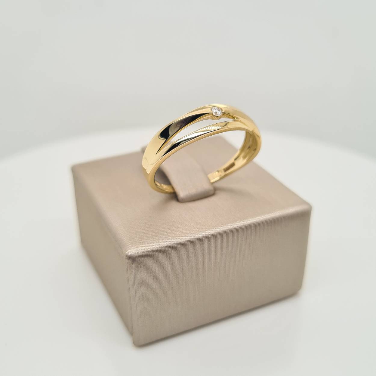 14krt geelgouden ring uitgevoerd met een schitterende diamant. De ring heeft een breedte van 5.5mm.

De maat van de ring is 58 (18.5). Heeft u een andere maat, neem dan gerust contact met ons op. 