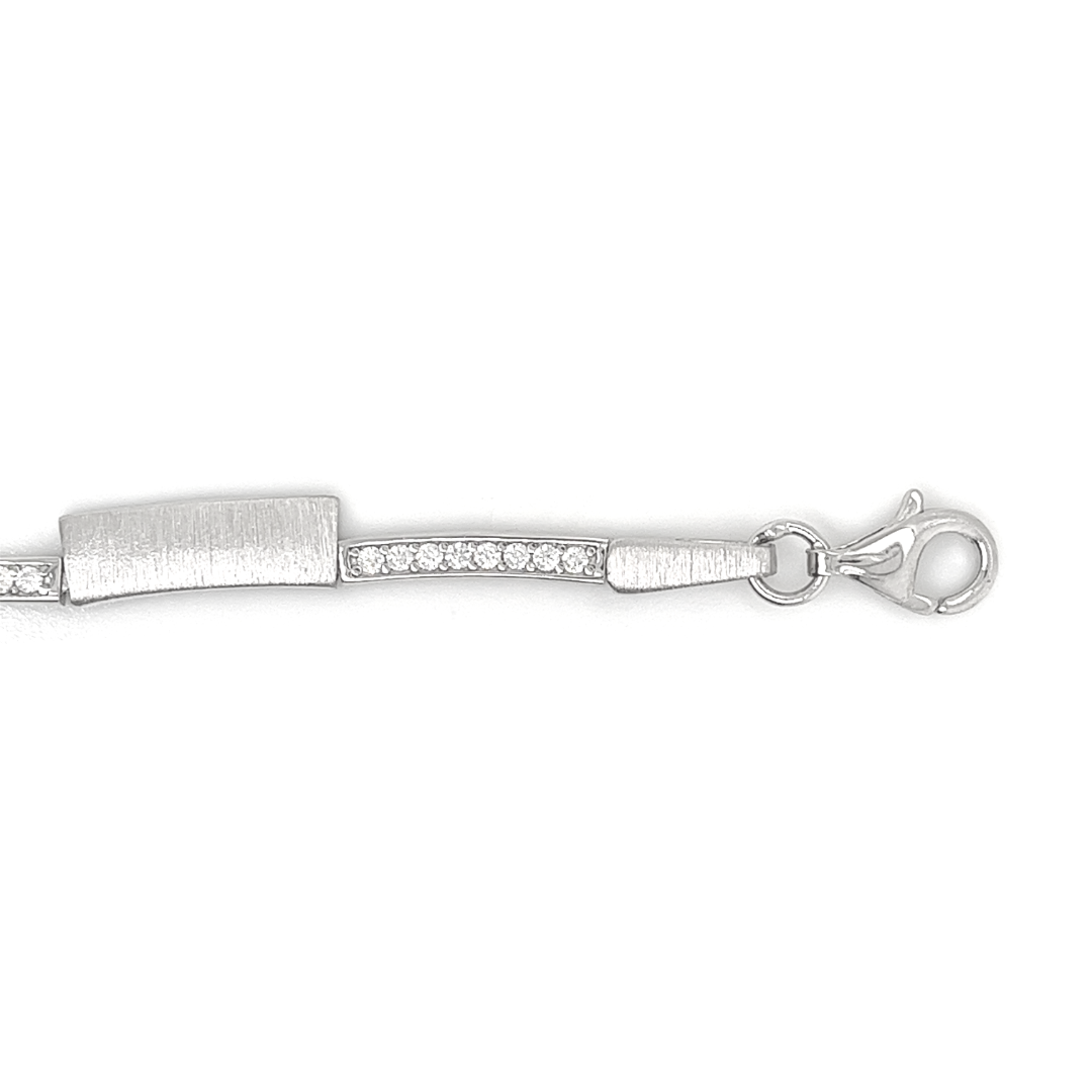 Deze armband is gemaakt van 925 zilver. De armband is gedeeltelijk gematteerd en gedeeltelijk glad gepolijst, de combinatie van mat/ glans geeft deze armband een erg mooie uitstraling. De glanzende schakels zijn vol gezet met zirkonia steentjes. Ook heeft de armband heeft een stevig karabijnslot.