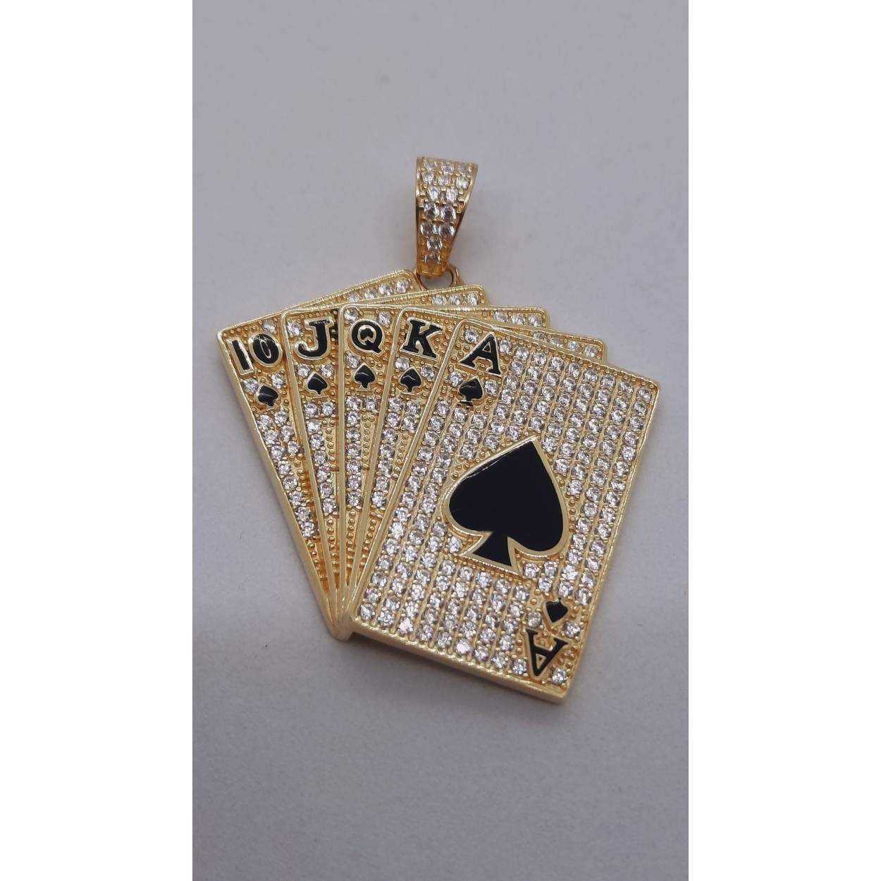 Onze Gouden Hanger, modelnummer BREA-RDL-0004048, is een elegante 14-karaats gouden hanger. Met een glanzende afwerking en een afmeting van 48x36,5 mm, weegt deze hanger 9,84 gram. Perfect voor dagelijkse elegantie of speciale gelegenheden. Combineer met een stevige ketting voor een verfijnde look. Kleur: goud. Gewicht: 14 karaat. Kwaliteit gegarandeerd.