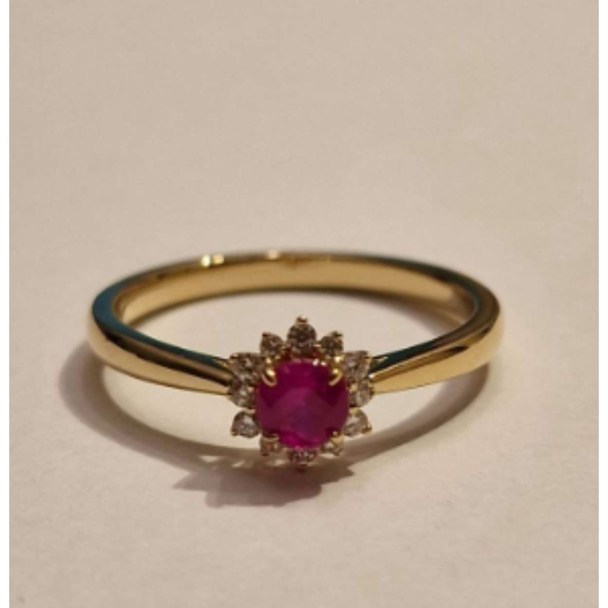 14k geelgouden rozetring met ronde robijn van 4mm en diamant