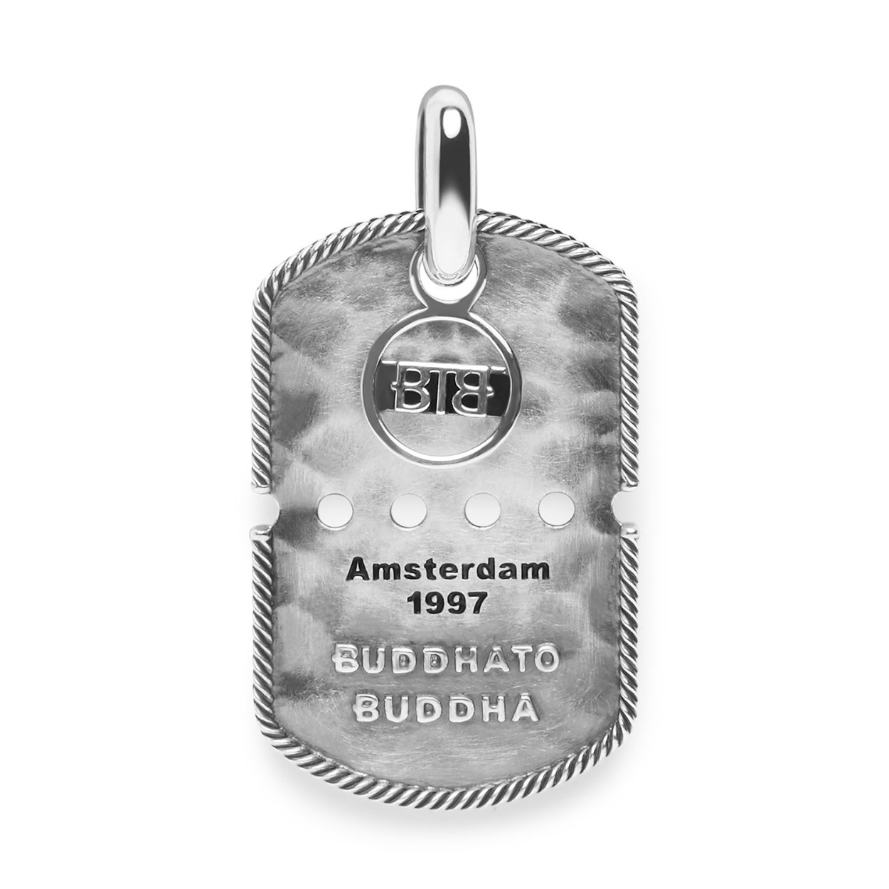 De Buddha to Buddha Hanger Army Tag (modelnummer 667ONE) heeft de volgende kenmerken: Gemaakt van zilver. Het heeft een hoogte van 3 mm en een breedte van 26,5 mm. De hanger is ideaal als statement accessoire. Draag hem alleen aan een zilveren ketting voor een minimalistische look.