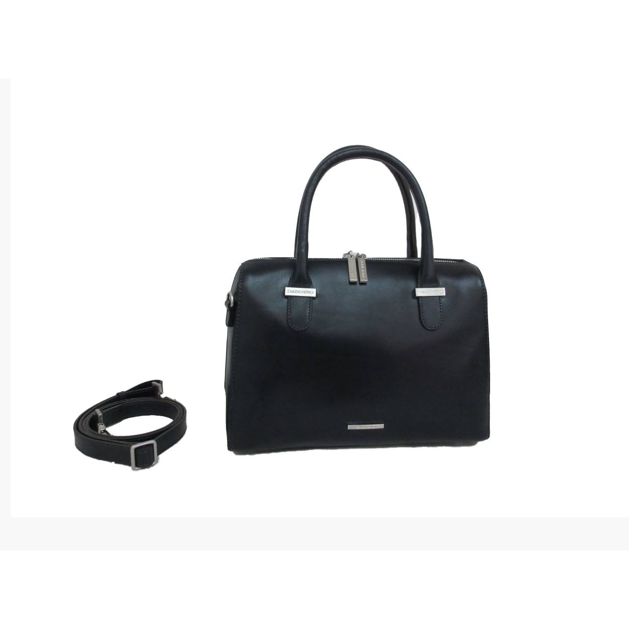 Officieel een hand tas echter met de lange afneembare schouderriem is deze tas ook schuin te dragen. Aan de achterzijde is deze handtas voorzien van een weggewerkte rits.
Binnen in de tas welke door middel van rits wordt afgesloten zitten twee hoofdvakken met een afsluitbaar tussenvak. Verder treft u opbergmogelijkheden voor uw mobiele telefoon, een sleutelkoord en een steekvak welke is voorzien van een rits.
Deze damestas kan zelfstandig blijven staan es is voorzien van nikkel kleurige dopjes zodat het leer minder snel vies wordt en slijt.

Afmetingen:
Hoogte 22cm x breed 28cm x diep 6cm