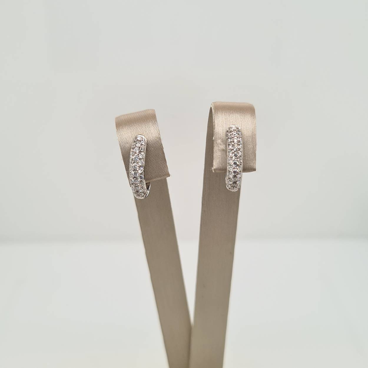 Prachtige 18 karaat witgouden oorbellen met diamant, 0.45crt. 