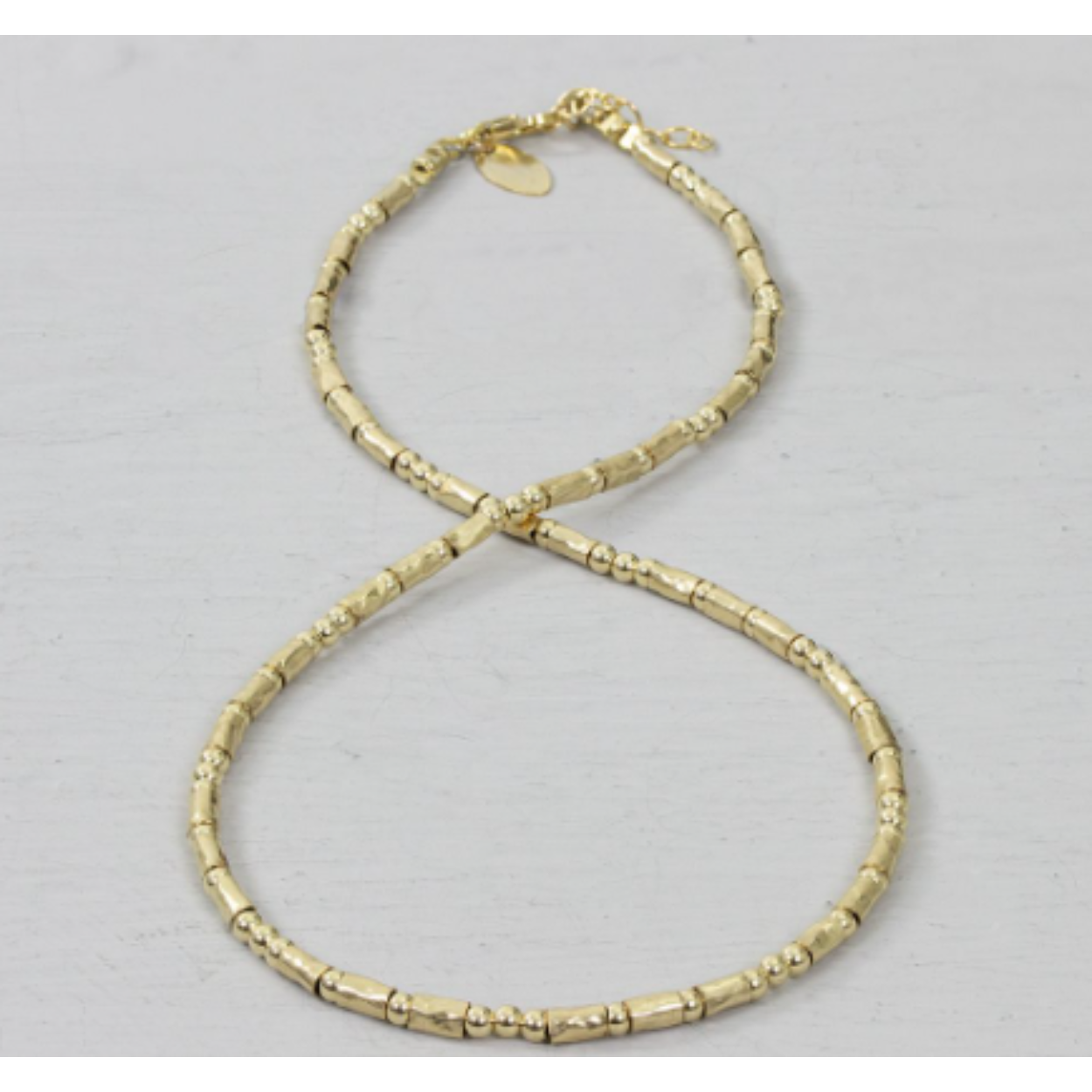 Collier buisjes gemaakt van Goldfilled. Combineer dit collier met de bijpassende armband en ga voor een complete look! Het collier is verstelbaar waardoor je hem ook op een andere lengte kunt dragen.