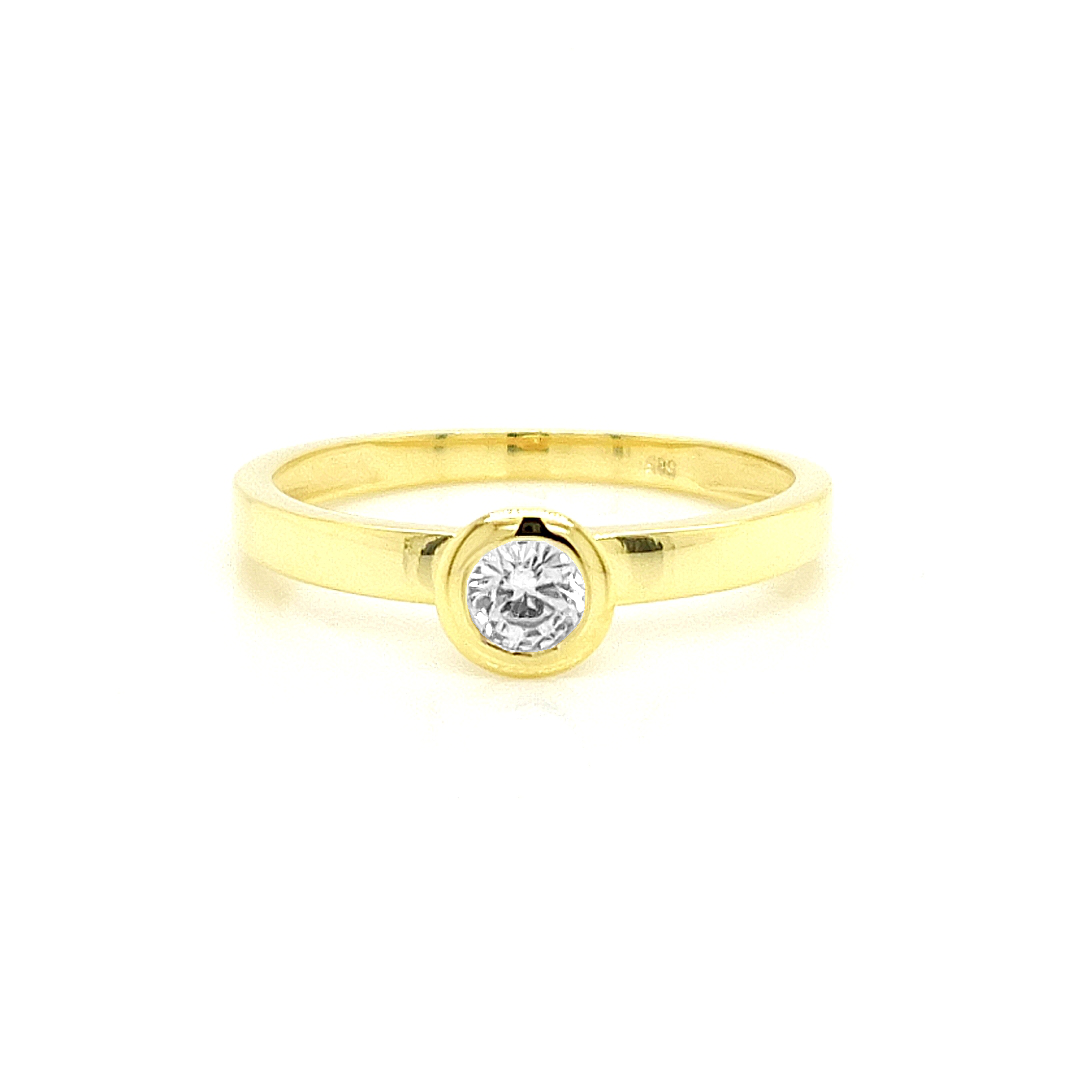 Deze geel gouden ring heeft een schitterende briljant geslepen zirkonia steen gezet in een ronde zetkast. Deze ring is perfect geschikt als aanschuifring, omdat de zetting hoog is en de ring zelf recht aansluit op een andere ring.