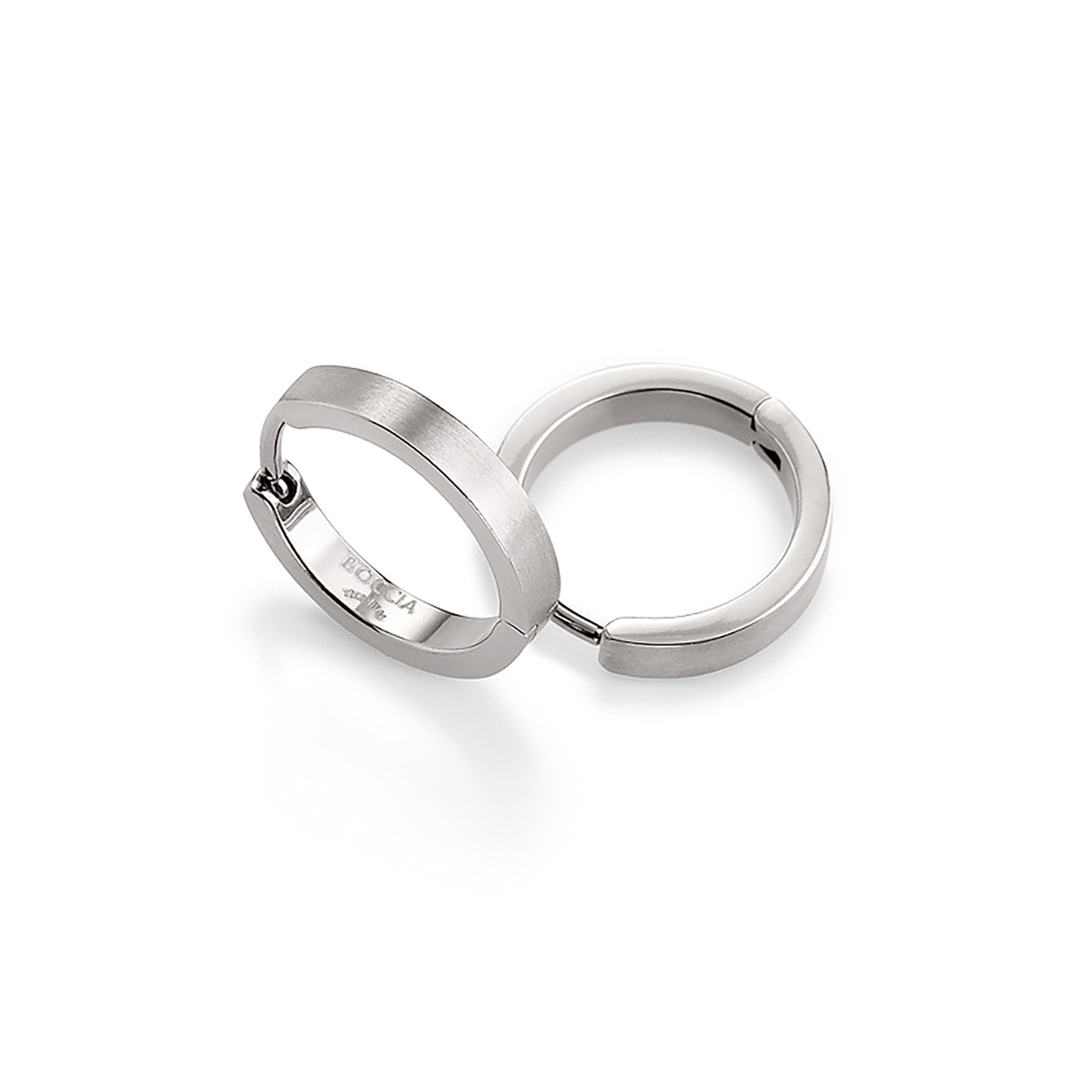 De prachtige sieraden van Boccia kenmerken zich door het gebruik van het lichte titanium en de prachtige afwerking. Deze 0577-01 elegante oorringen hebben een unieke uitstraling door het deels gematteerd, deels gepolijst oppervlak. De oorbellen hebben een breedte van 2 mm en een diameter van 14 mm. Door het gebruik van het ultra lichte titanium zult u deze oorbellen nauwelijks voelen!