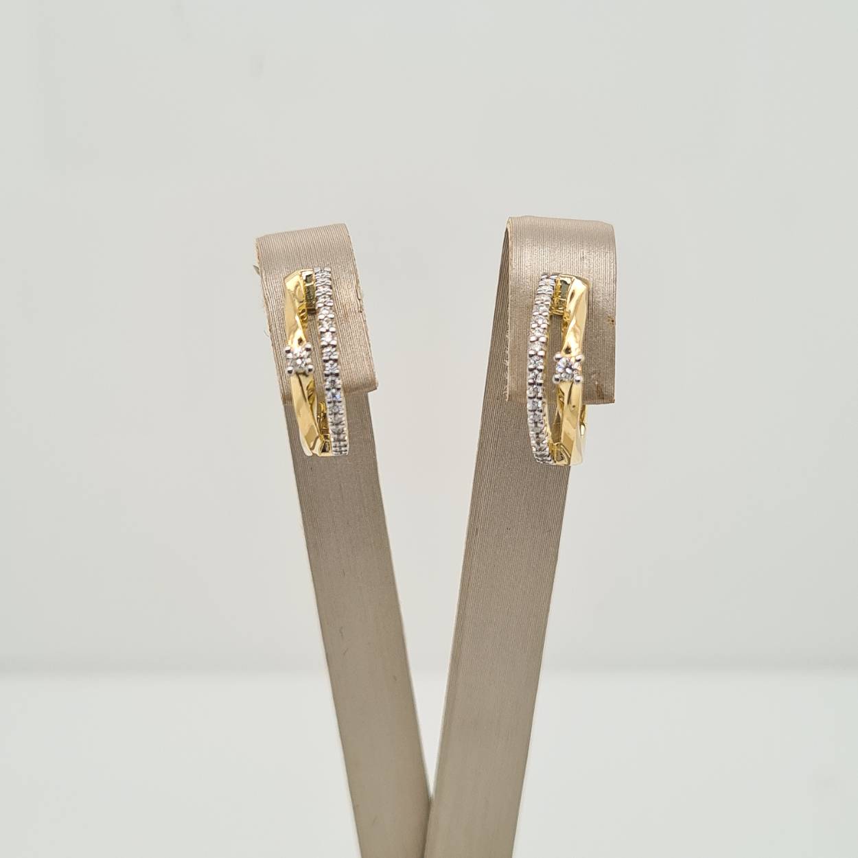 Prachtige 14 karaat gouden oorbellen met diamant, 0.15crt.
