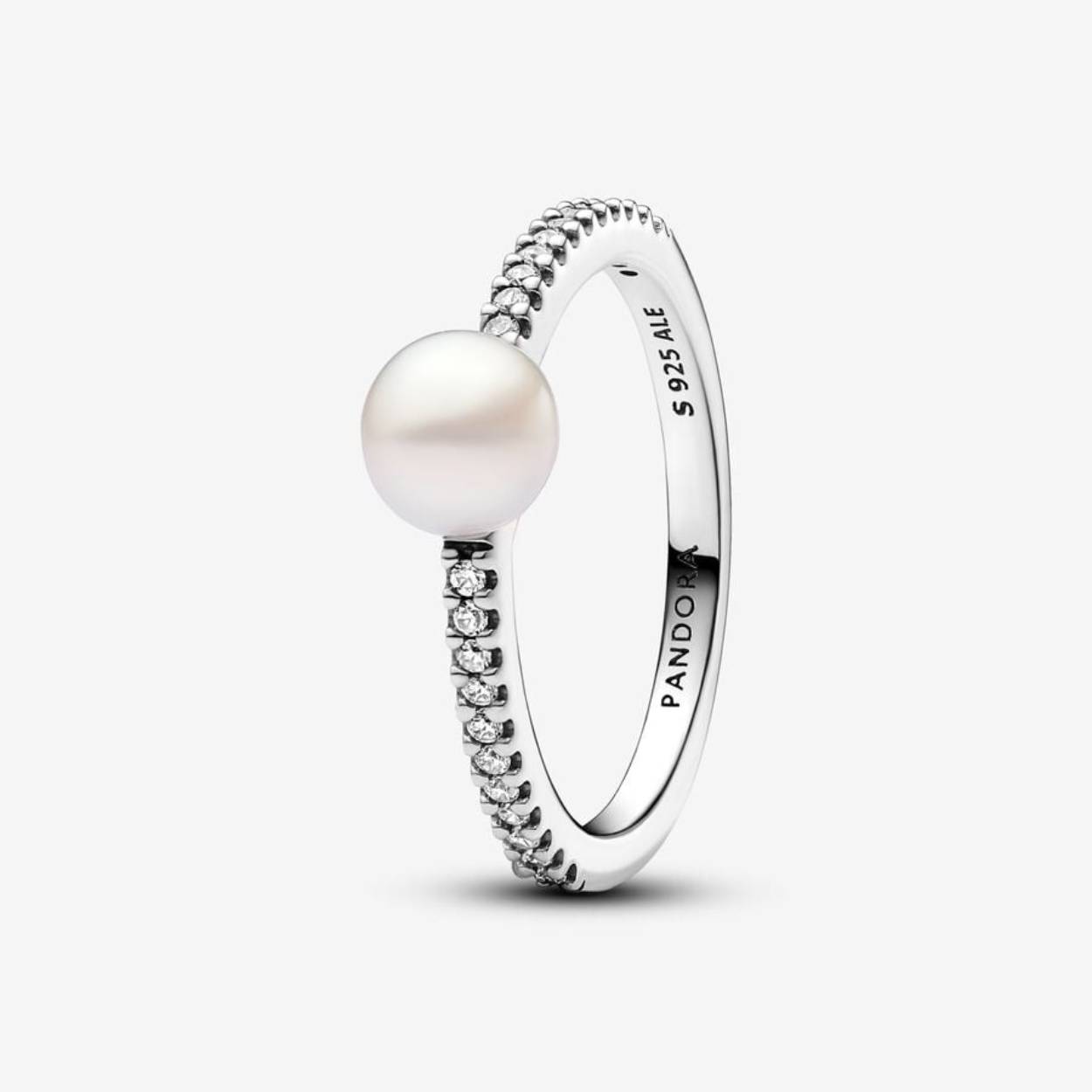Omarm koele tinten met de sterlingzilveren Pandora Timeless behandelde gecultiveerde zoetwaterparel en pavéring. Dit klassieke sieraad heeft een vierkante afgeronde band met een concaaf gedeelte waarin een behandelde gecultiveerde zoetwaterparel is gezet die wordt omringd door sprankelende zirkonia in pavézetting. Elke unieke parel symboliseert schoonheid, wijsheid en liefde, zodat deze ring de perfecte aanvulling is op de Pandora Timeless Collection. Houd er rekening mee dat elke behandelde gecultiveerde zoetwaterparel uniek is en kan variëren in grootte en kleur; normaal slijtage kan optreden bij dit materiaal. Onze gecultiveerde zoetwaterparels worden behandeld met bleekmiddel en glansverbetering.