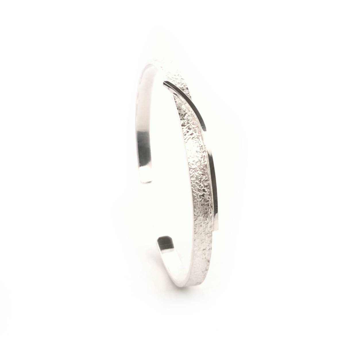 Onze Sunrise sieraden nemen je mee naar de zonsopgang. Het moment van ontwaken wanneer zonlicht je nieuwe energie geeft voor de hele dag. Op een speelse manier laten we de zon stralen en zie je de horizon op de achtergrond.

Armband zonder sluiting met een mooie structuur. Makkelijk om en af te doen.

Deze armband zit bij bijna iedereen direct goed.

De maat kunnen we naar wens aanpassen. Echter na aanpassing van de armband beschouwen we de armband als maatwerk. Mocht je twijfelen over de maat neem dan gerust contact op.