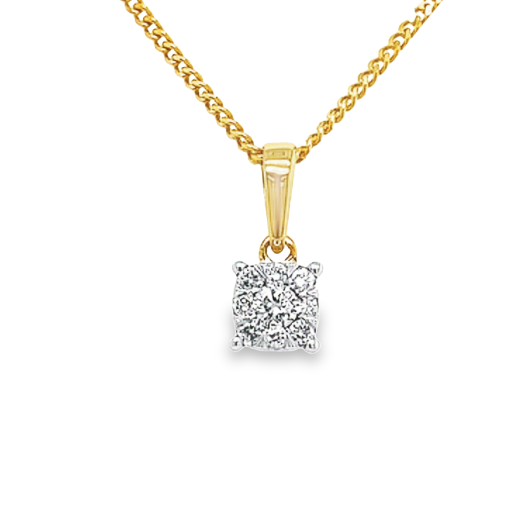 Deze geel gouden hanger bevat 9 briljant geslepen diamanten van kwaliteit SI1 en kleur White Wesselton met een totaal karaat gewicht van 0,15. De diamantjes zijn gezet in een witgouden zetting. Een schitterende subtiele hanger. Een fijn collier zou een perfecte match zijn voor deze hanger.

Note: het kettinkje hoort niet bij de hanger, deze is enkel gebruikt voor de foto.