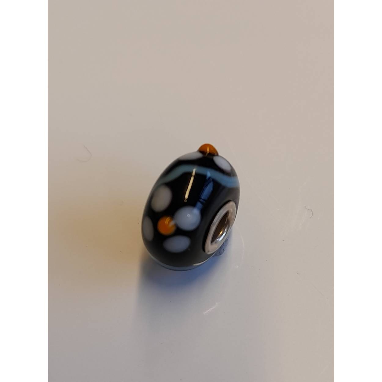 De Art to Go Unique bead of Imagination is een stimulator van de geest. Het inspireert tot nieuwe ideeën en ambities.
Alle Unique glaskralen zijn handgemaakt boven een rode open vlam door gepassioneerde glaskunstenaars uit Tibet, India, Malawi en Litouwen. Elke kraal is uniek in zijn soort.