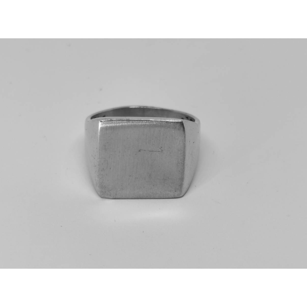 Zilveren heren zegel ring. Zijkanten glans in met midden mat.
Gratis graveren mogelijk. 