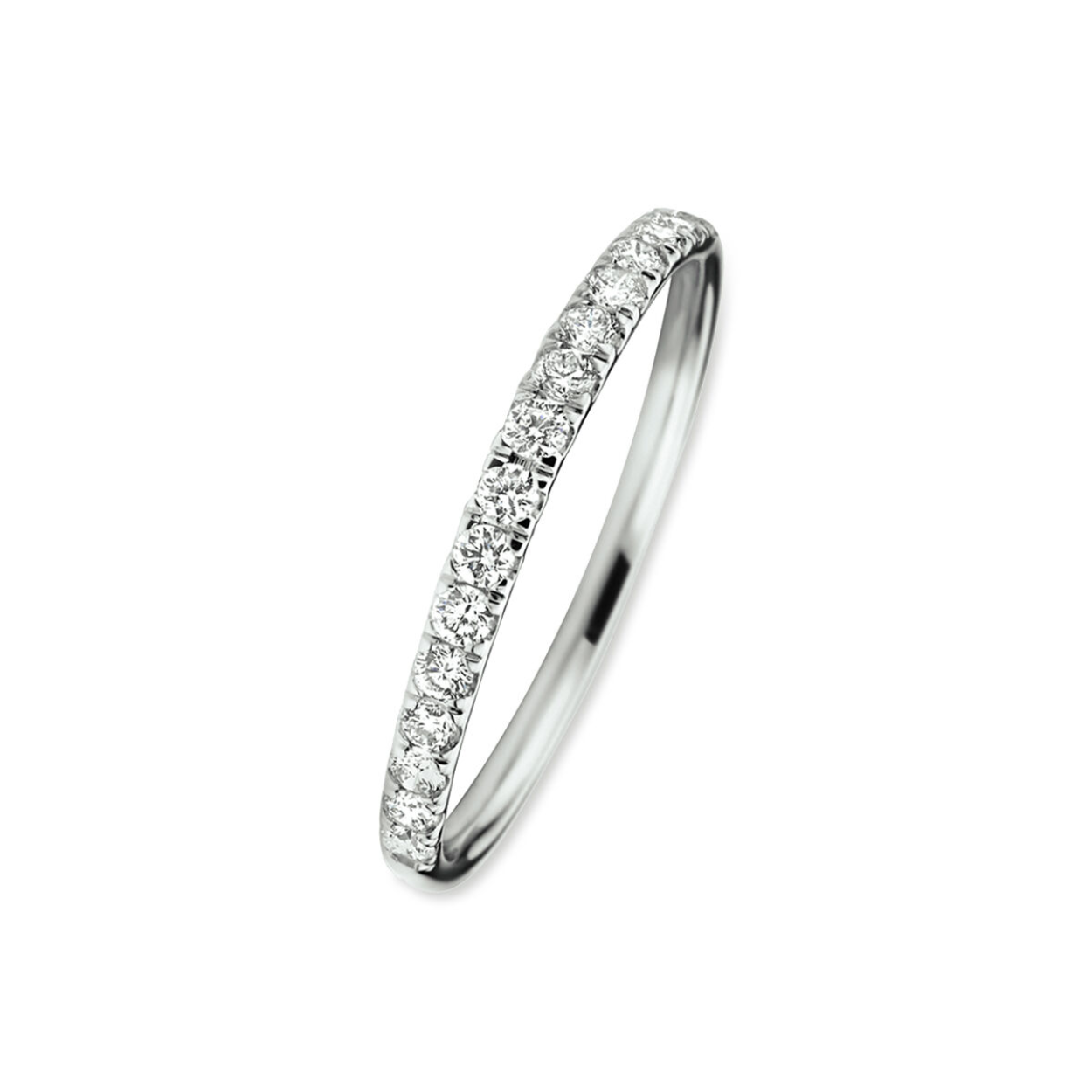 14k Witgouden ring met palladium legering. De ring is uitgevoerd met Made Diamonds en heeft een breedte van 1.7mm. Made Diamonds zijn diamanten die ontstaan in een laboratorium. Onder extreem hoge druk en temperatuur wordt het natuurlijk ontstaansproces nagebootst met als eindresultaat een diamant met dezelfde chemische eigenschappen maar met een andere oorsprong.