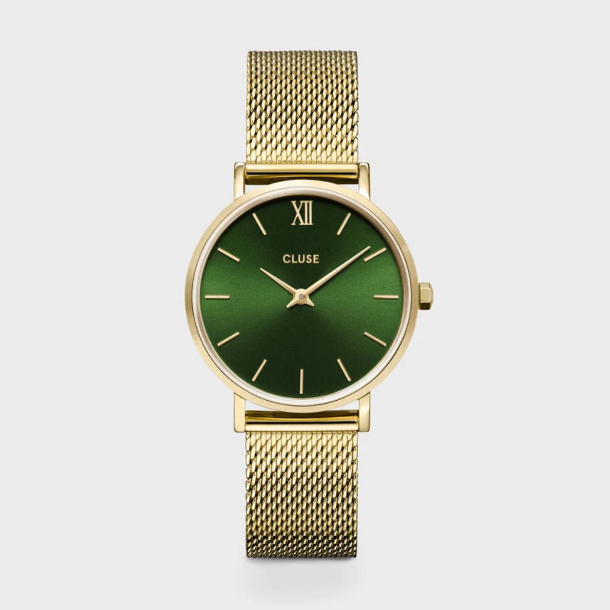 Als je een glamoureuze look wilt zonder eenvoud te verliezen, is de CLUSE Minuit het perfecte horloge voor jou. Ontworpen met een chique groene wijzerplaat en klassieke goudkleurige kast van 33 mm en mesh horlogebandje. Dit Minuit dameshorloge wordt de blikvanger van al je looks. Zoals voor alle Minuit-horloges geldt, je kunt het horlogebandje gemakkelijk vervangen door elk 16 mm horlogebandje van CLUSE. De maat van het horlogebandje pas je gemakkelijk zelf aan!