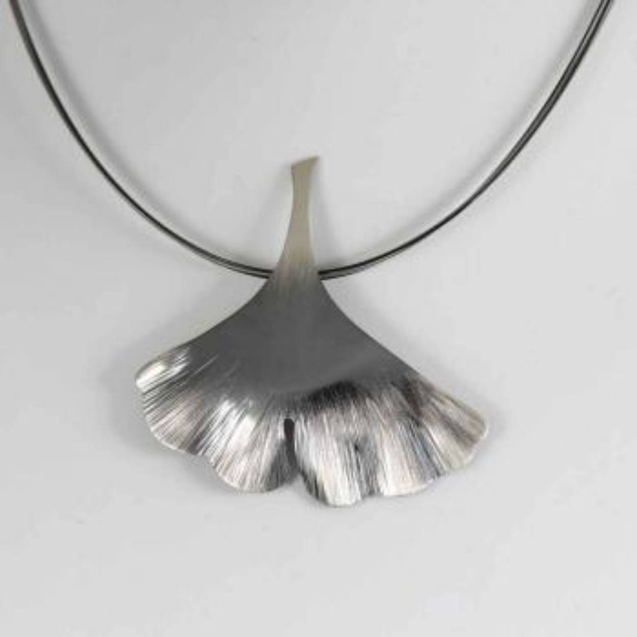 Buttner Schmuck handgemaakte sieraden vervaardigd in een klein atelier uit de Harz, hanger/broche met staaldraad collier