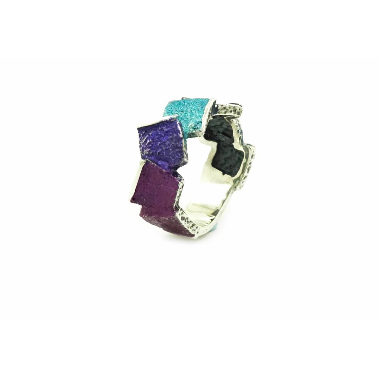 Handgemaakte ring in zilver met emaille.