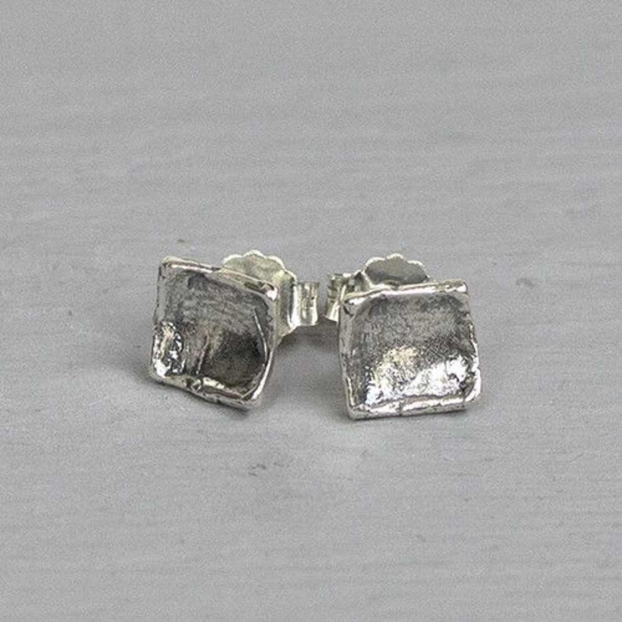 Oorknop gemaakt van 925 geoxideerd sterling zilver, ook wel oxy shiny,

Materiaal: 925 sterling zilver
De glans van 925 sterling zilver maakt het een gewild edelmetaal voor de vervaardiging van sieraden. Het bestaat uit 92,5% puur zilver en 7,5% koper. Puur zilver is een zacht en buigzaam materiaal, het koper in 925 sterling zilver zorgt voor de stevigheid. De sieraden van Jéh Jewels zijn nikkel vrij.

Materiaal: Geoxideerd zilver
Op dit sieraad is gebruik gemaakt van geoxideerd zilver, dit is een oppervlakte bewerking. Het is mogelijk dat de geoxideerde laag na verloop van tijd door slijtage vervaagd.