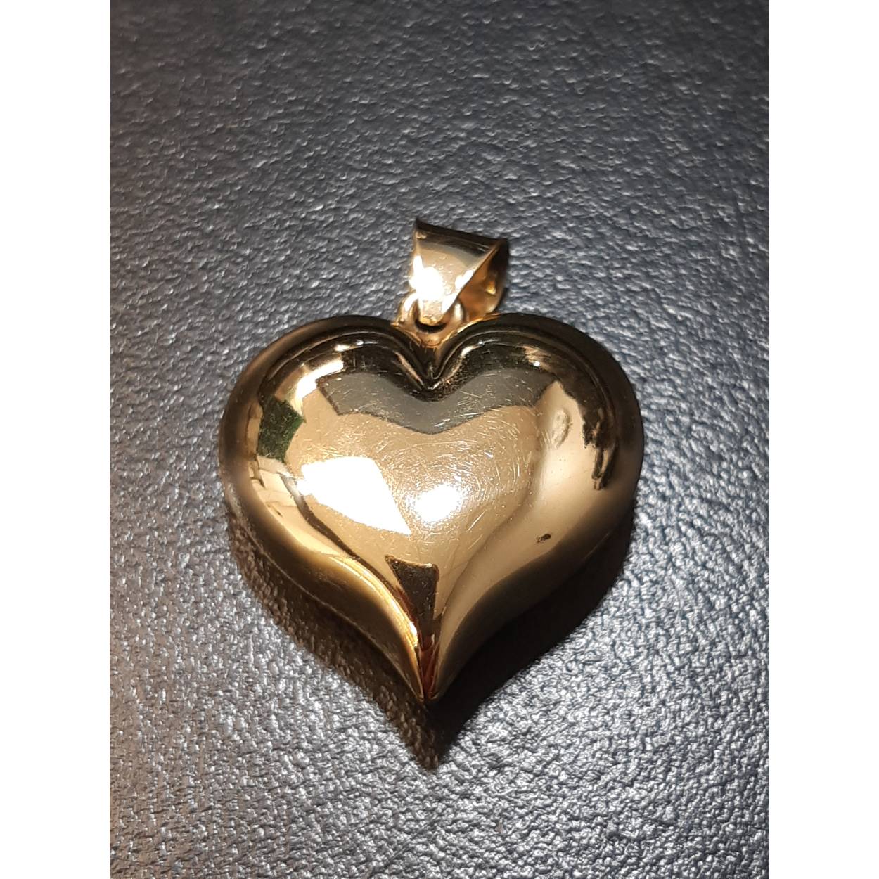 De gouden hart hanger BREA-0002568 van een onbekend merk is een prachtige hanger gemaakt van 14-karaats goud. Met een glanzende afwerking, een hoogte van 23 mm en een breedte van 22 mm, schittert deze gouden hanger als geen ander. Ideaal om te dragen als statement stuk aan een fijne ketting voor iedere gelegenheid.
