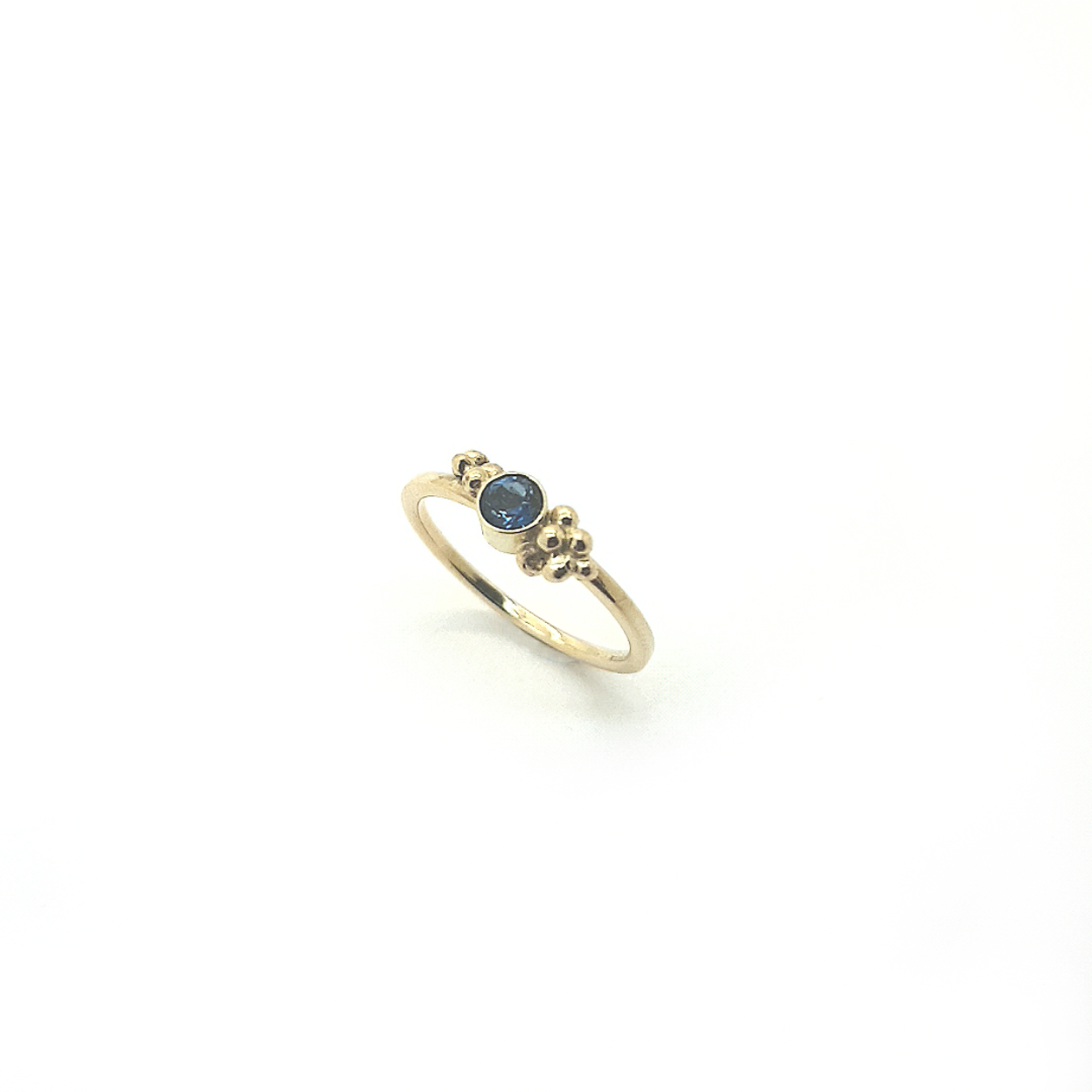 Gouden ring met topaas. Het minimalistische design zorgt ervoor dat je deze ring bij elke look kan dragen. Deze prachtige topaas heeft een lichtblauwe kleur. Door de geelgouden zetting met de kleine bolletjes wordt dit sieraad een eyecatcher van jouw look. 

Maak een afspraak en kom deze sierlijke ring eens passen! Of bestel haar gelijk, dan sturen we deze mooi verpakt naar je toe.