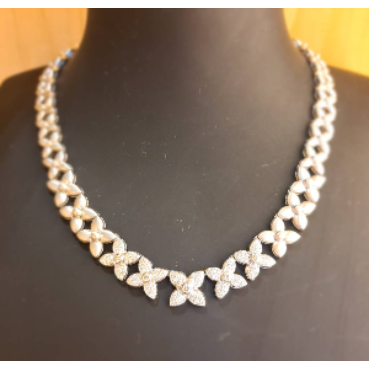 WIT GOUDEN COLLIER FANTASIE  MET DIAMANTEN VVS1 1.6
BRILJANT 0.2 (4)
BRILJANT 0.07 (1)