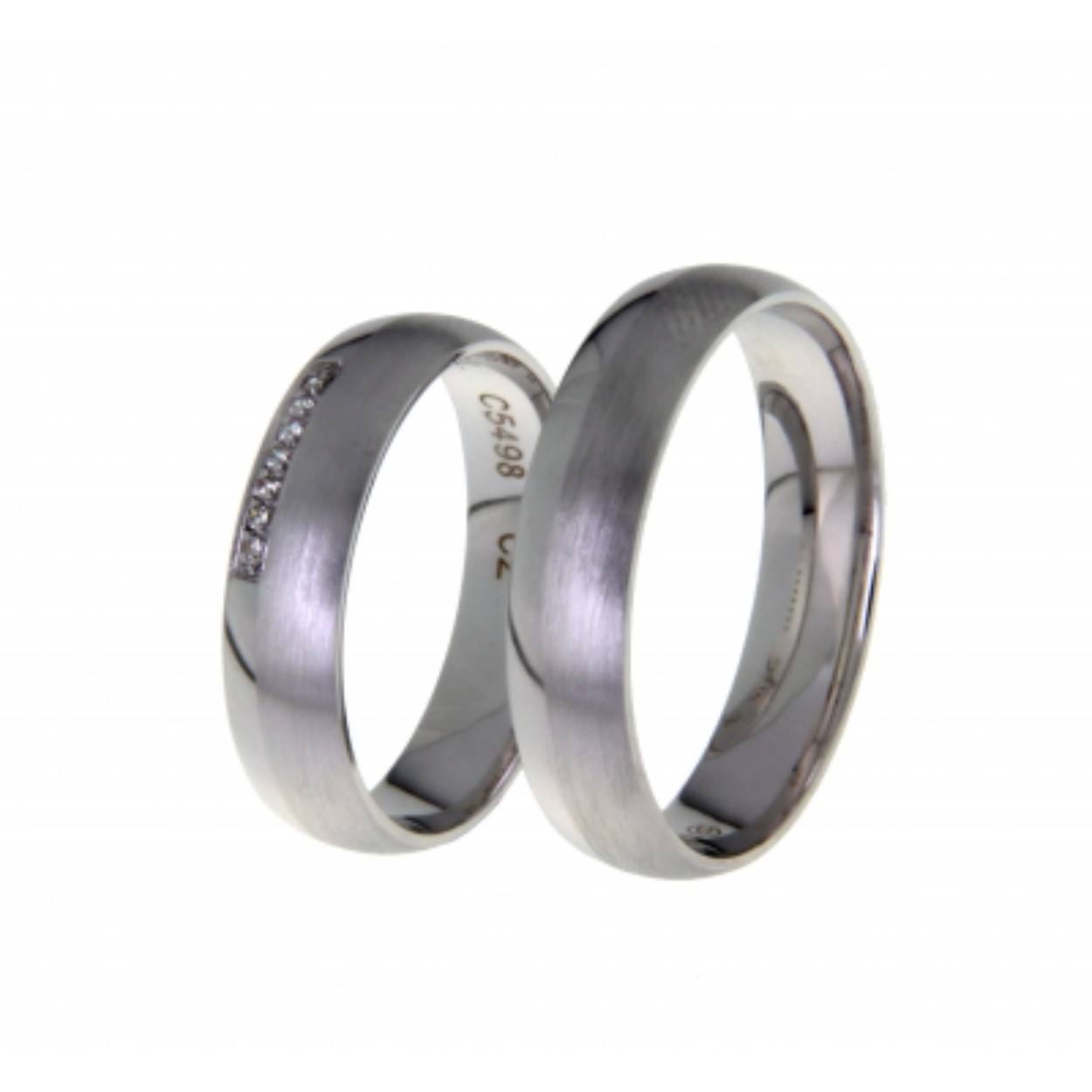 585 gouden trouwringen, leverbaar in witgoud en geelgoud. mat/glimmend. 5 mm breed. De Damesring is gezet met tootaal 0.035ct briljant 7 steens