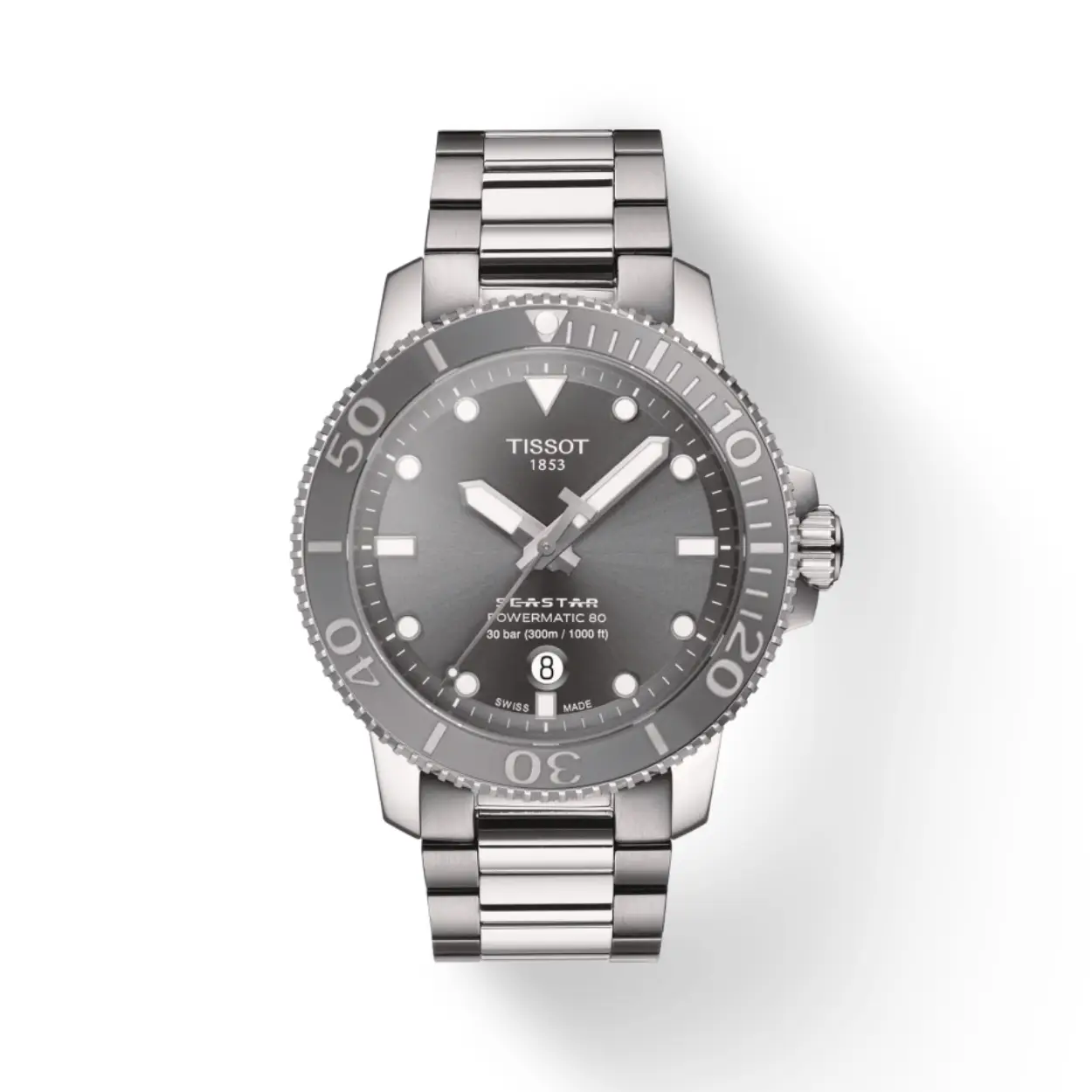 De Tissot Seastar 1000 Powermatic 80 is een elegant horloge voor liefhebbers van watersport dat op naadloze wijze stijl en prestatie combineert. De sportieve look is subtiel genoeg om het horloge zowel overdag als &lsquo;s avonds te kunnen dragen, waarbij het Powermatic 80-uurwerk met een gangreserve van 80 uur superieure nauwkeurigheid biedt. Ook water vormt geen probleem, want dit robuuste exemplaar is bestand tegen een druk tot 30 bar (1000 ft), wat wordt weerspiegeld in de naam van het horloge zelf.